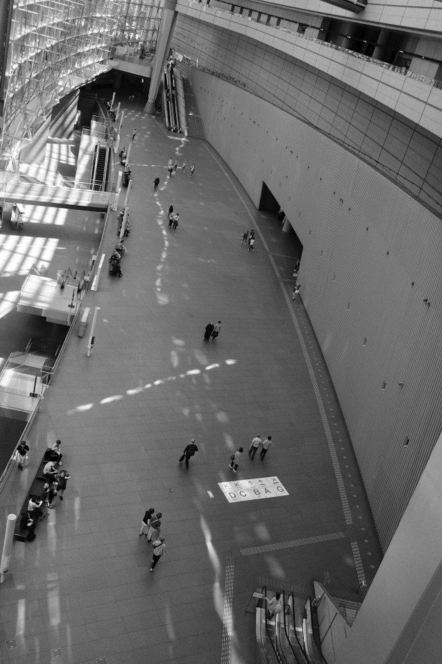 Vista aérea del interior de un edificio moderno con personas caminando