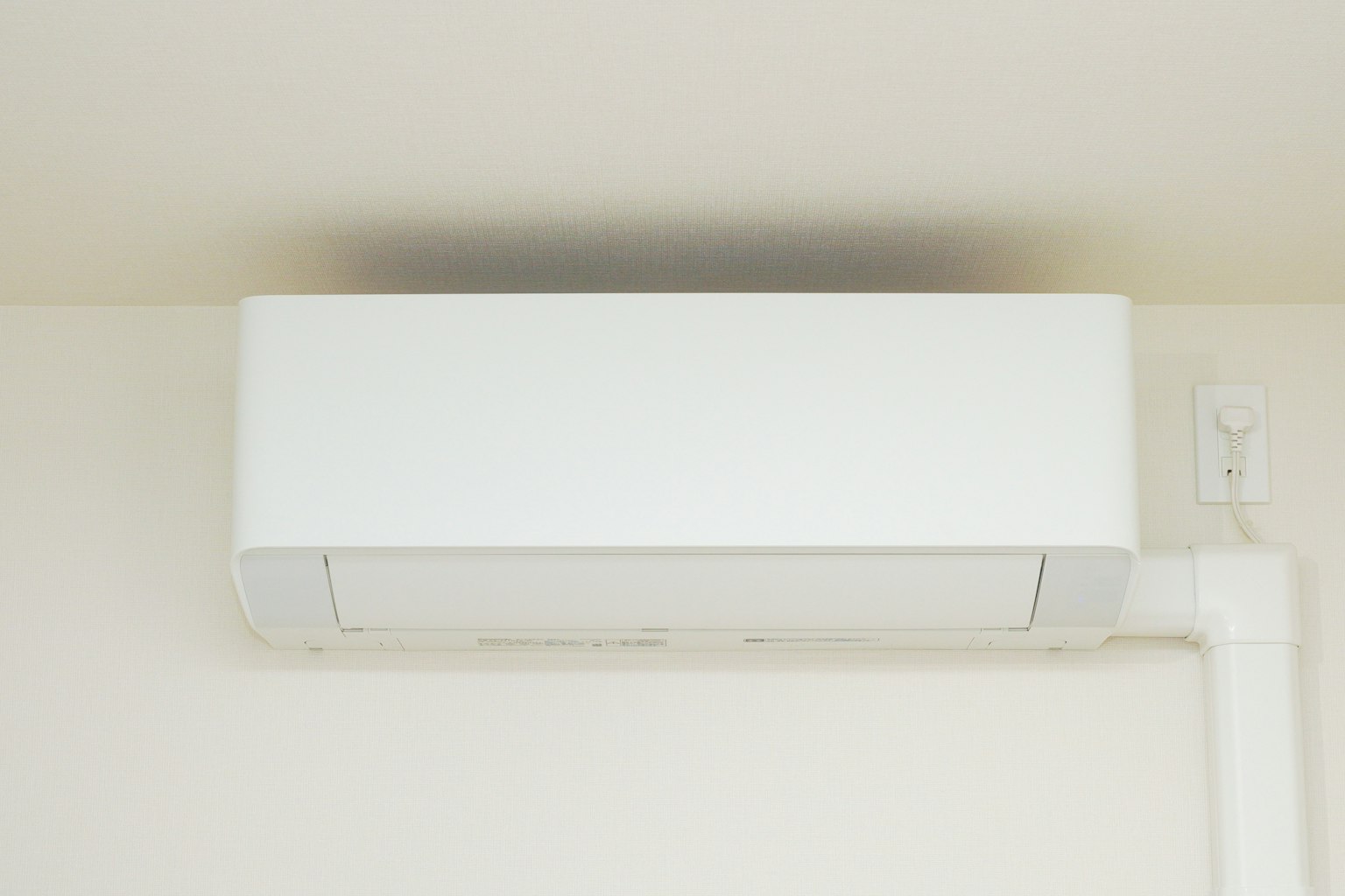 Climatiseur blanc monté sur le mur
