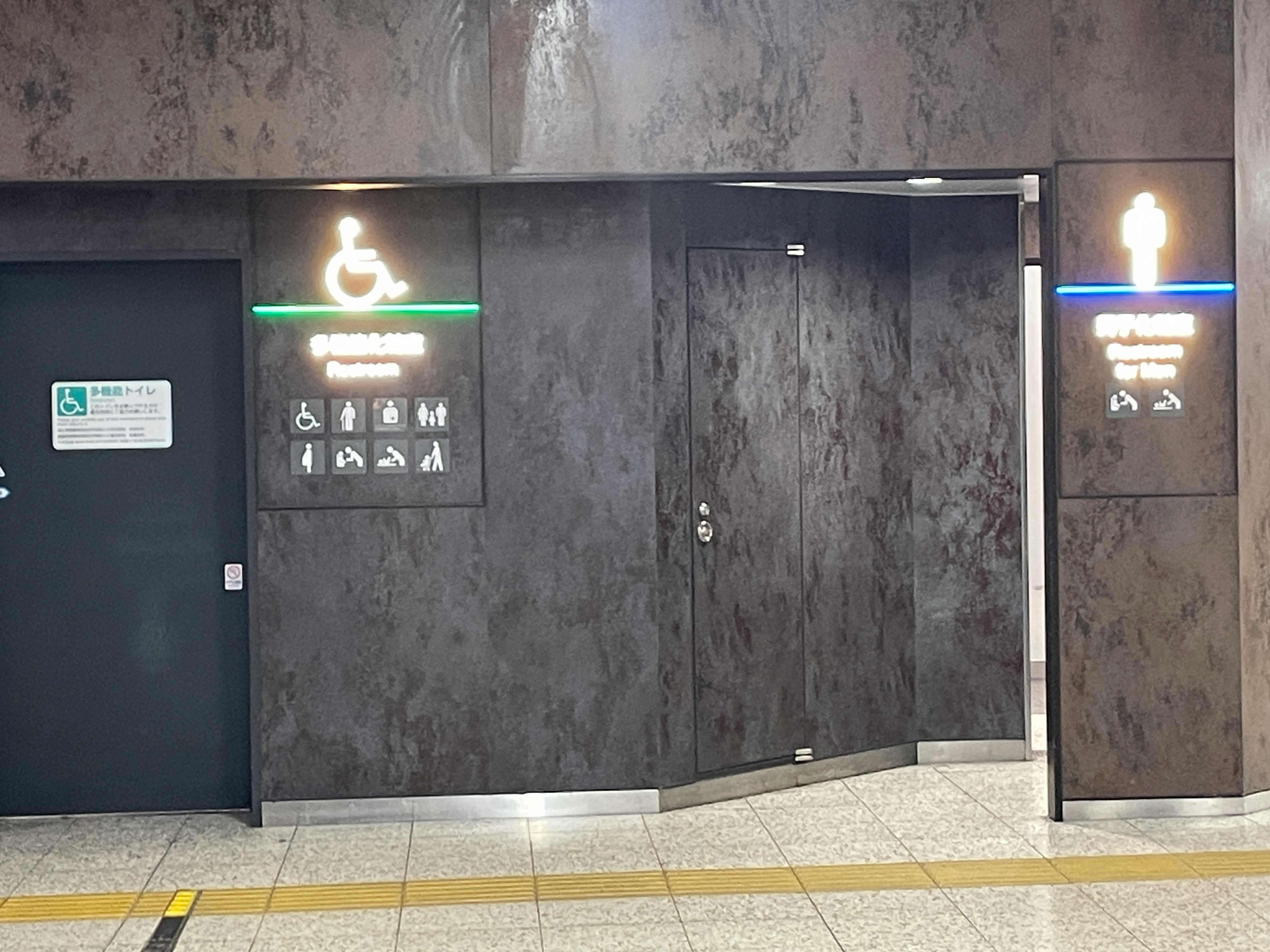 车站入口的无障碍指示牌