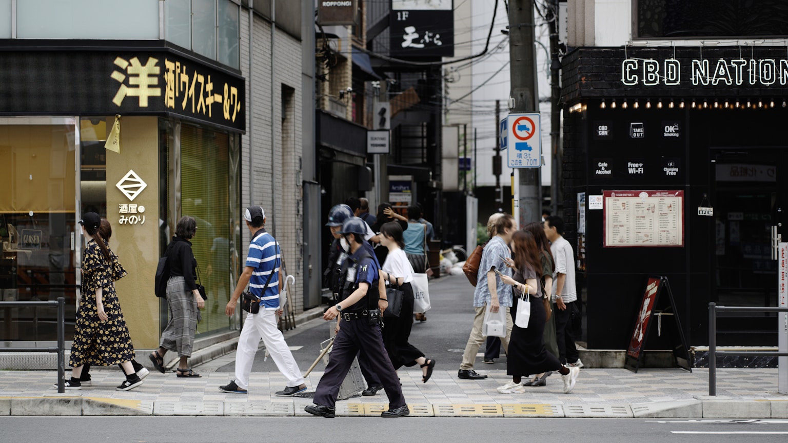 Pemandangan jalan di Tokyo dengan pejalan kaki berpakaian beragam