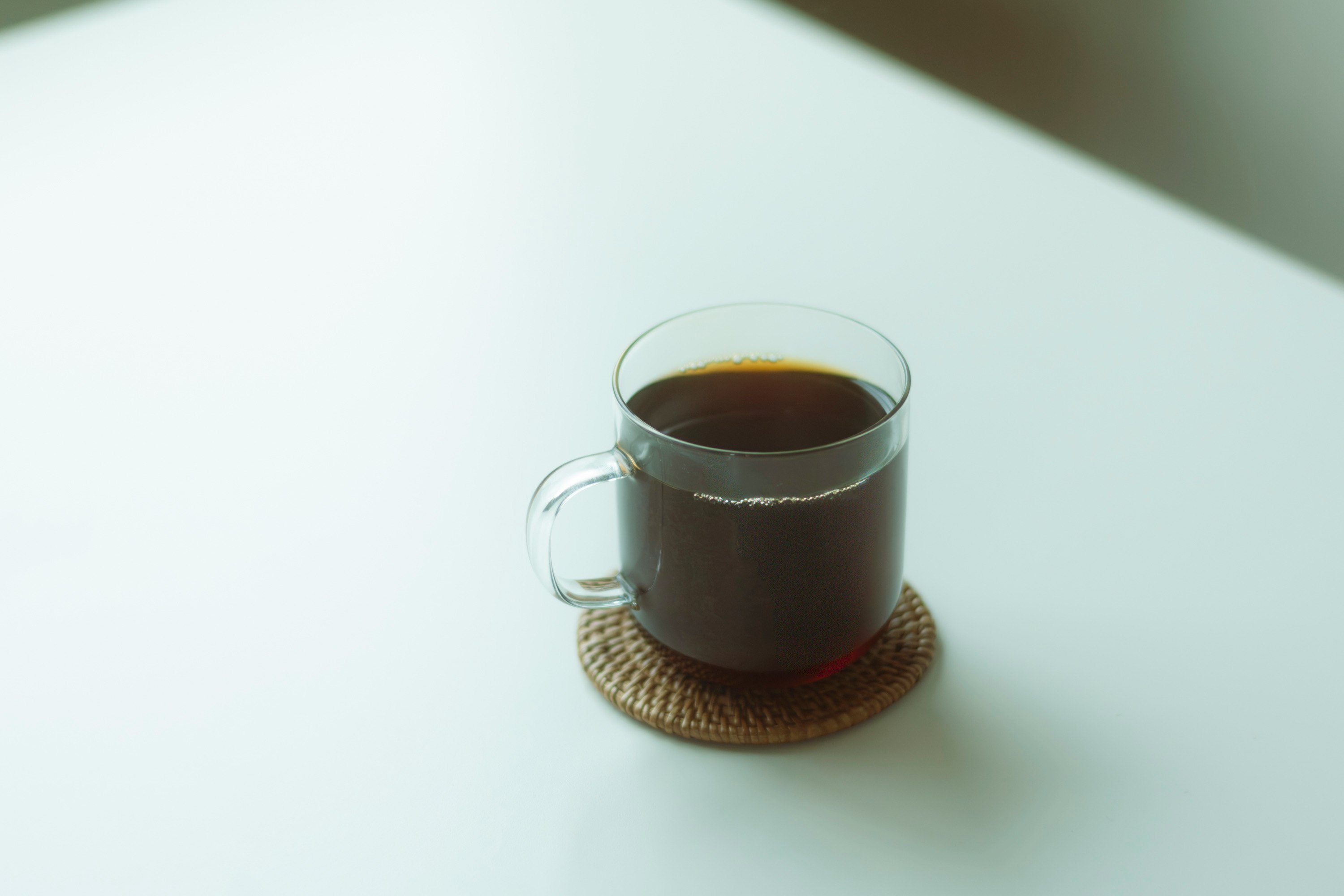 白い背景のコーヒーのマグカップ