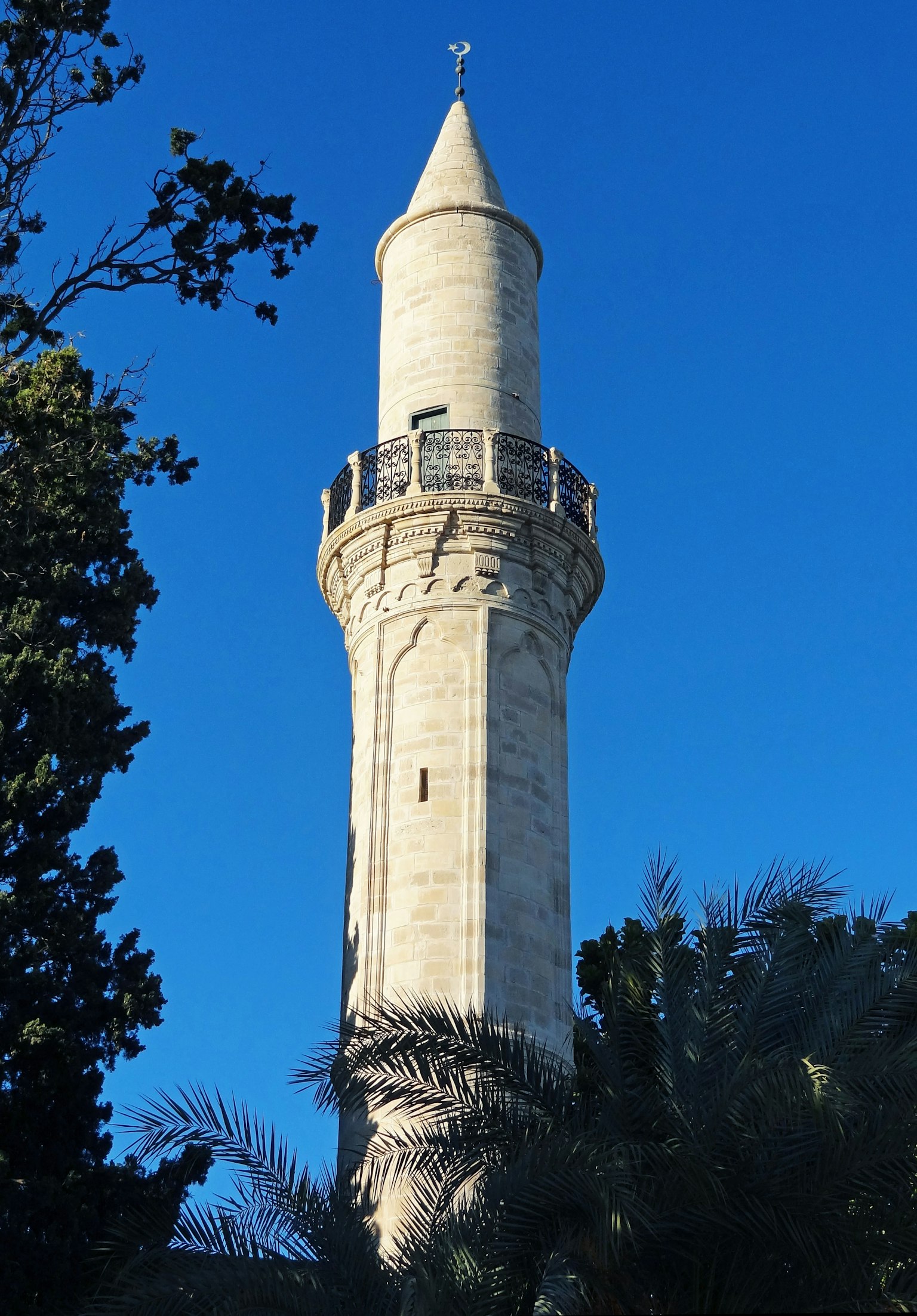 Menara tinggi di bawah langit biru yang indah