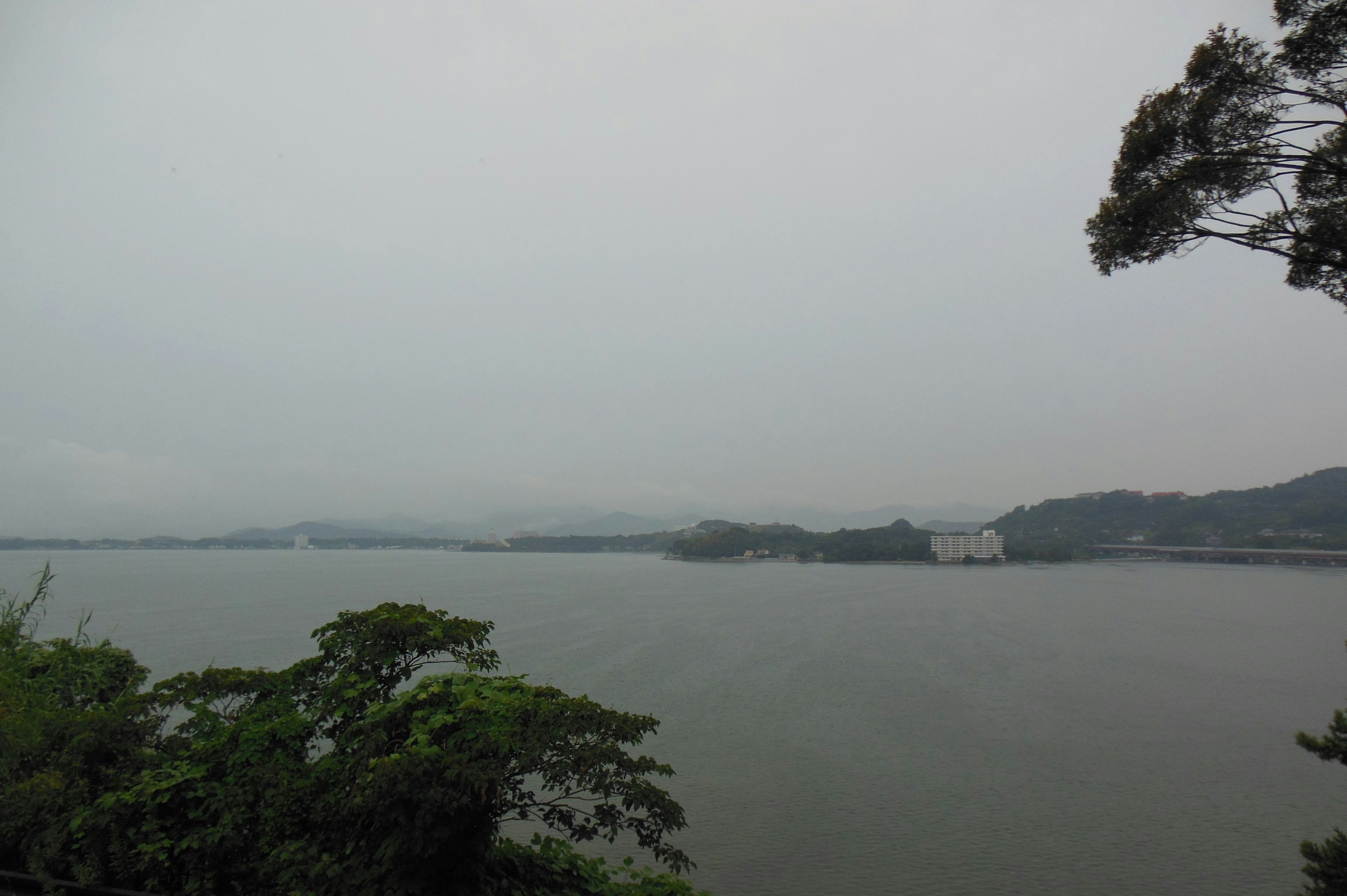 雾气中的湖面与远处岸线景色
