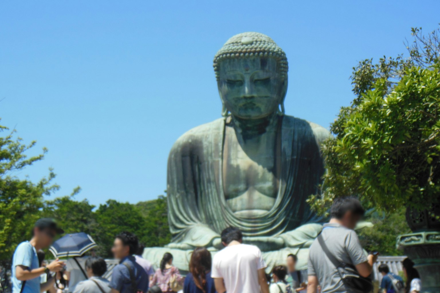 大佛像在清澈蓝天下被游客环绕