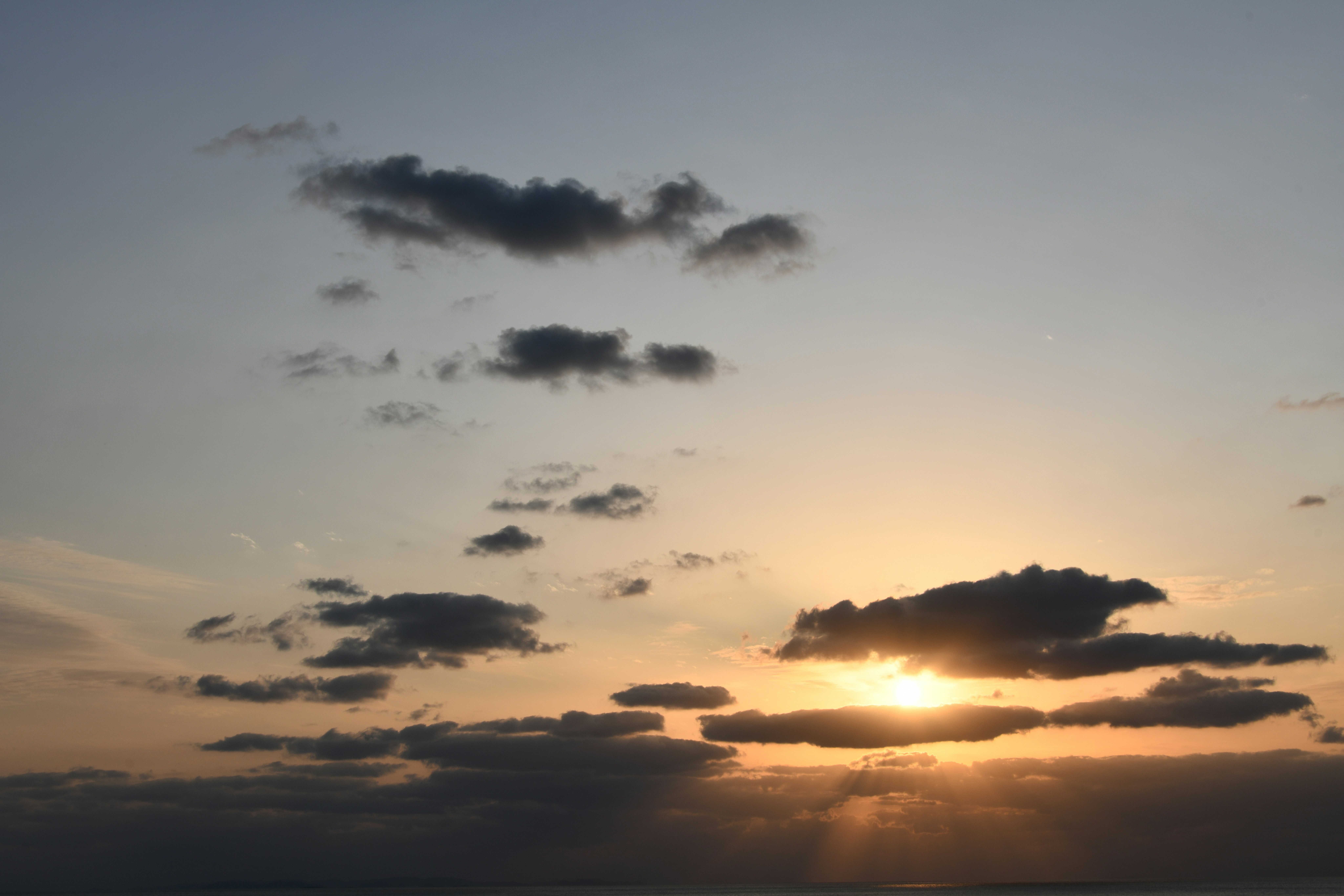 美麗的天空場景，夕陽透過雲層