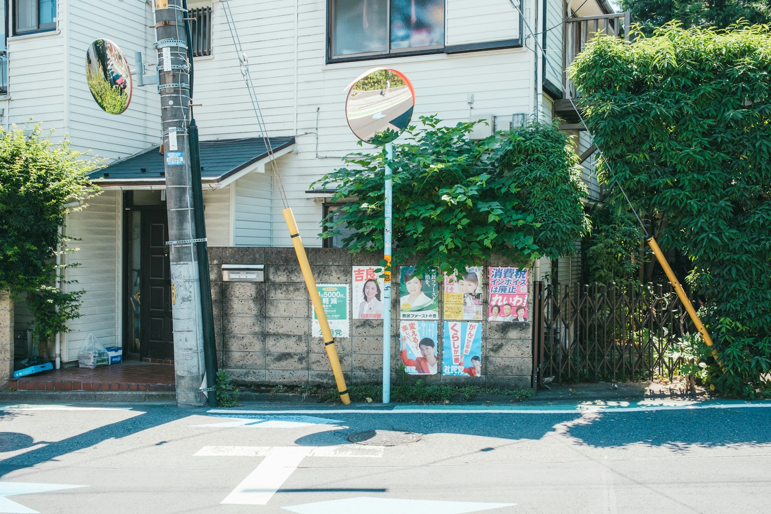 住宅街景，特色蓝色公交站和贴满海报的墙