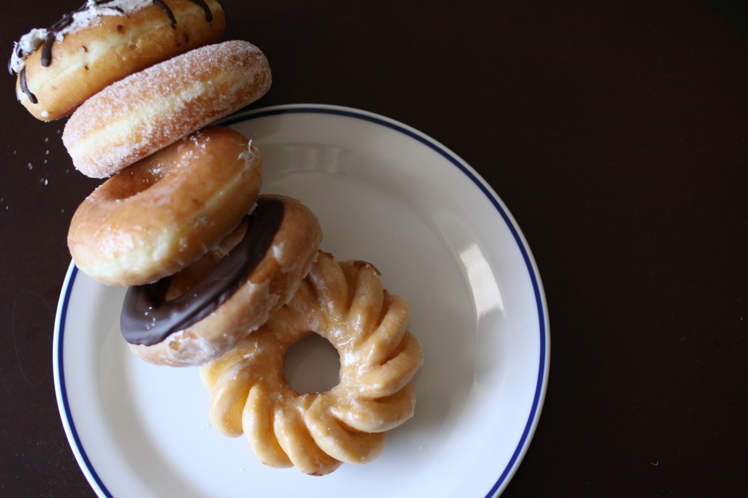 Eine Auswahl von fünf Donuts auf einem Teller präsentiert