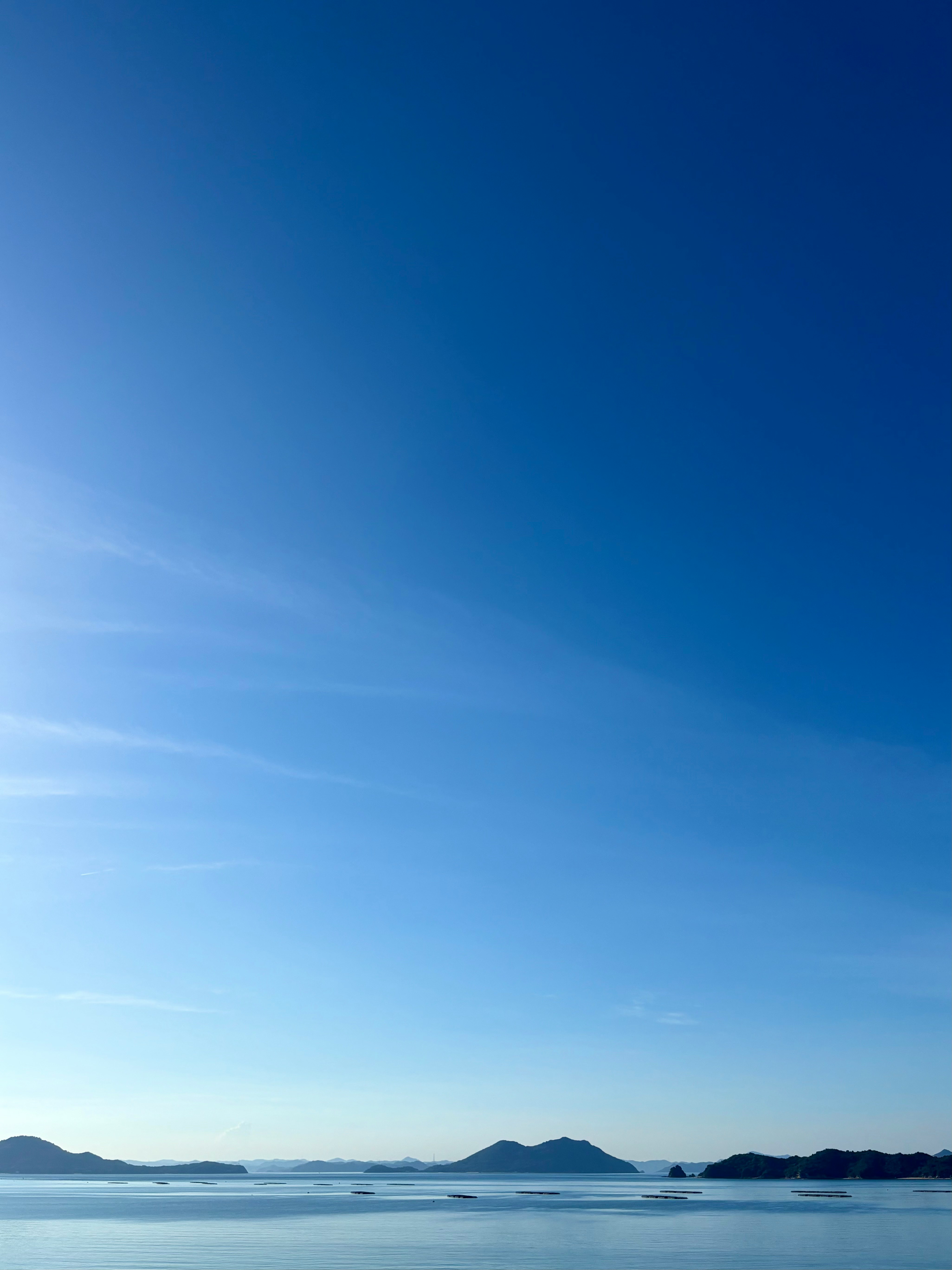 青い空と瀬戸内海の海面、雲の広がる屋島の風景