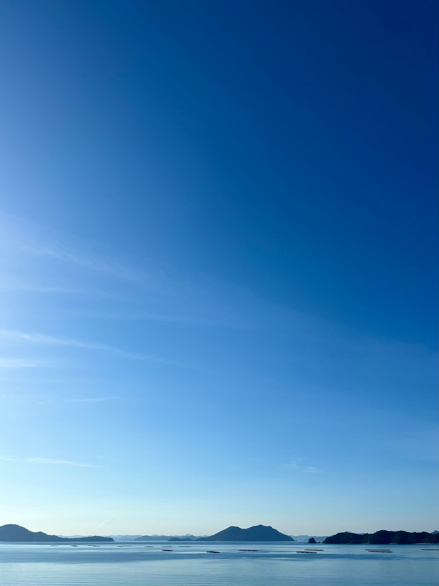青い空と静かな海の風景 小さな島々が遠くに見える