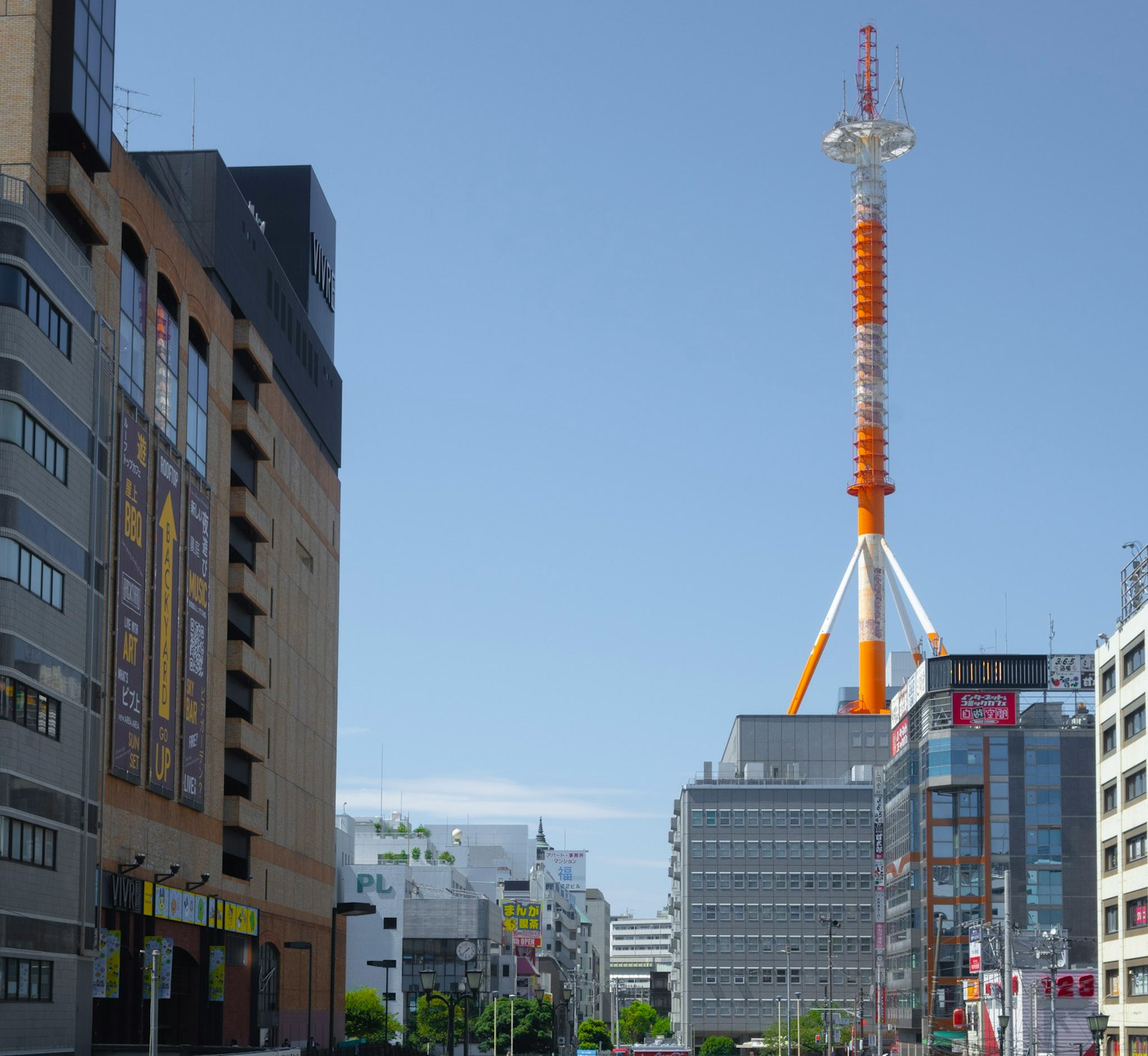 Fernsehturm Nagoya mit umliegenden Gebäuden in einer städtischen Landschaft