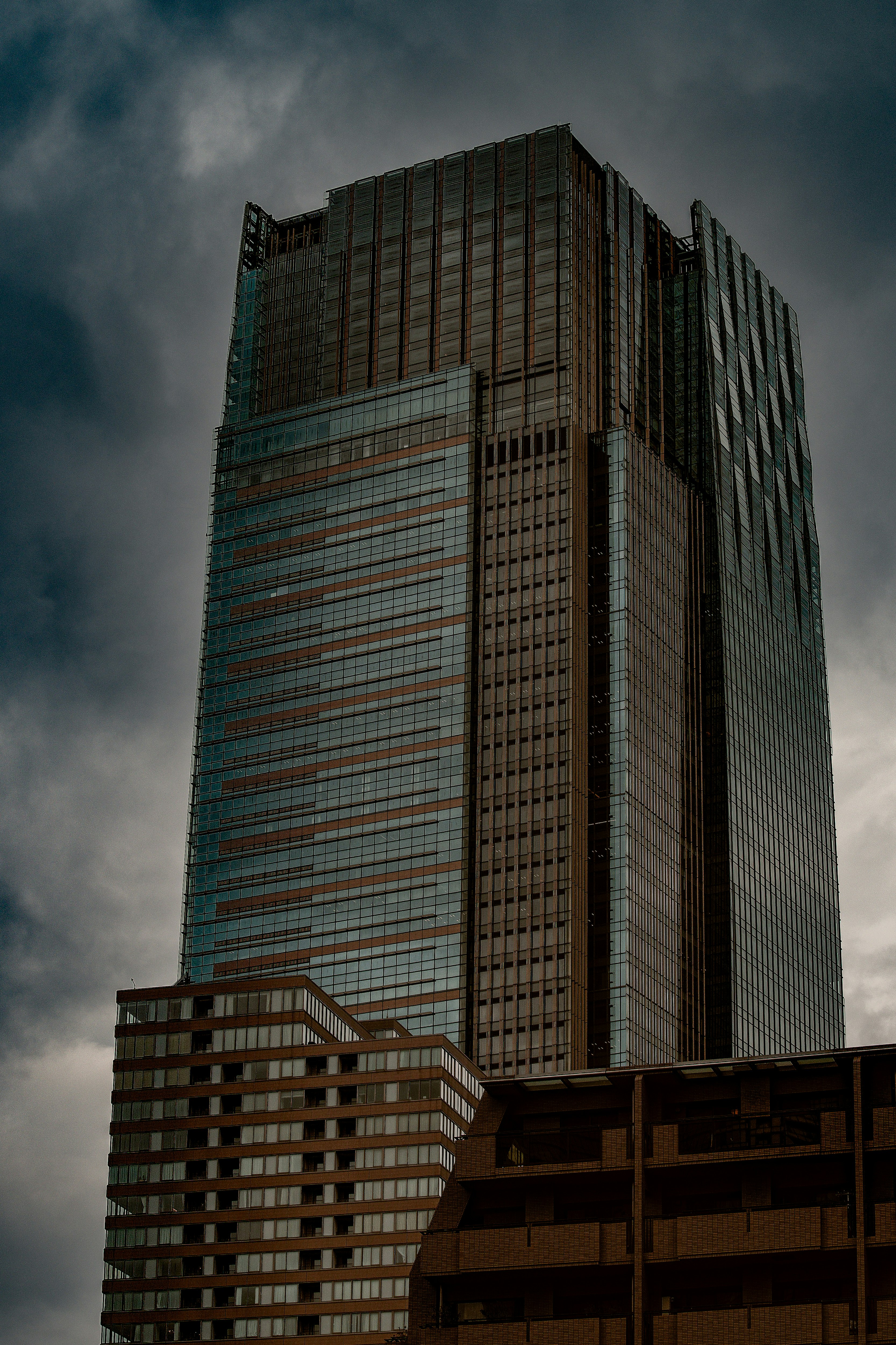 vista dal basso verso gli alti edifici di Tokyo Midtown