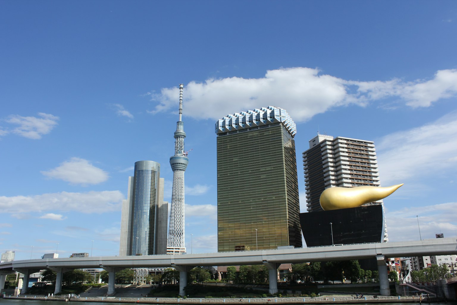 Skyline mit Tokyo Skytree und goldenem Gebäude