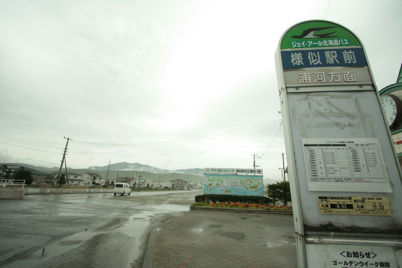 雨天安静的公交车站场景