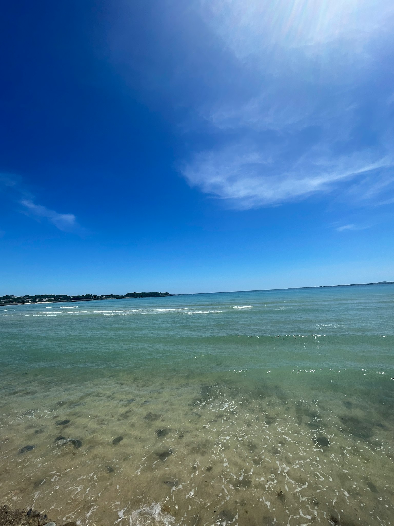 藍天和寧靜海洋的風景 清澈的水面和沙灘