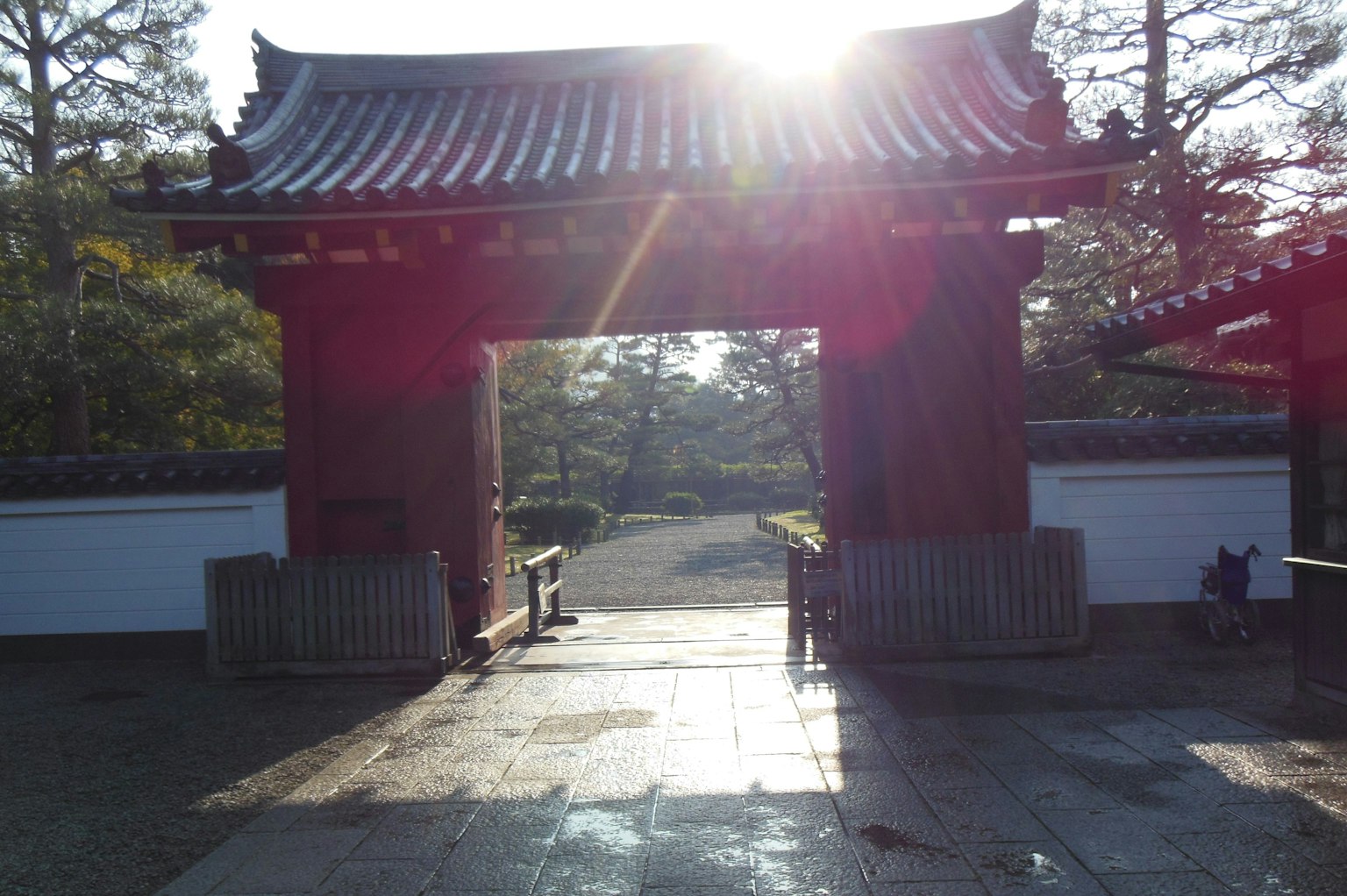 Puerta japonesa tradicional iluminada por la luz del sol