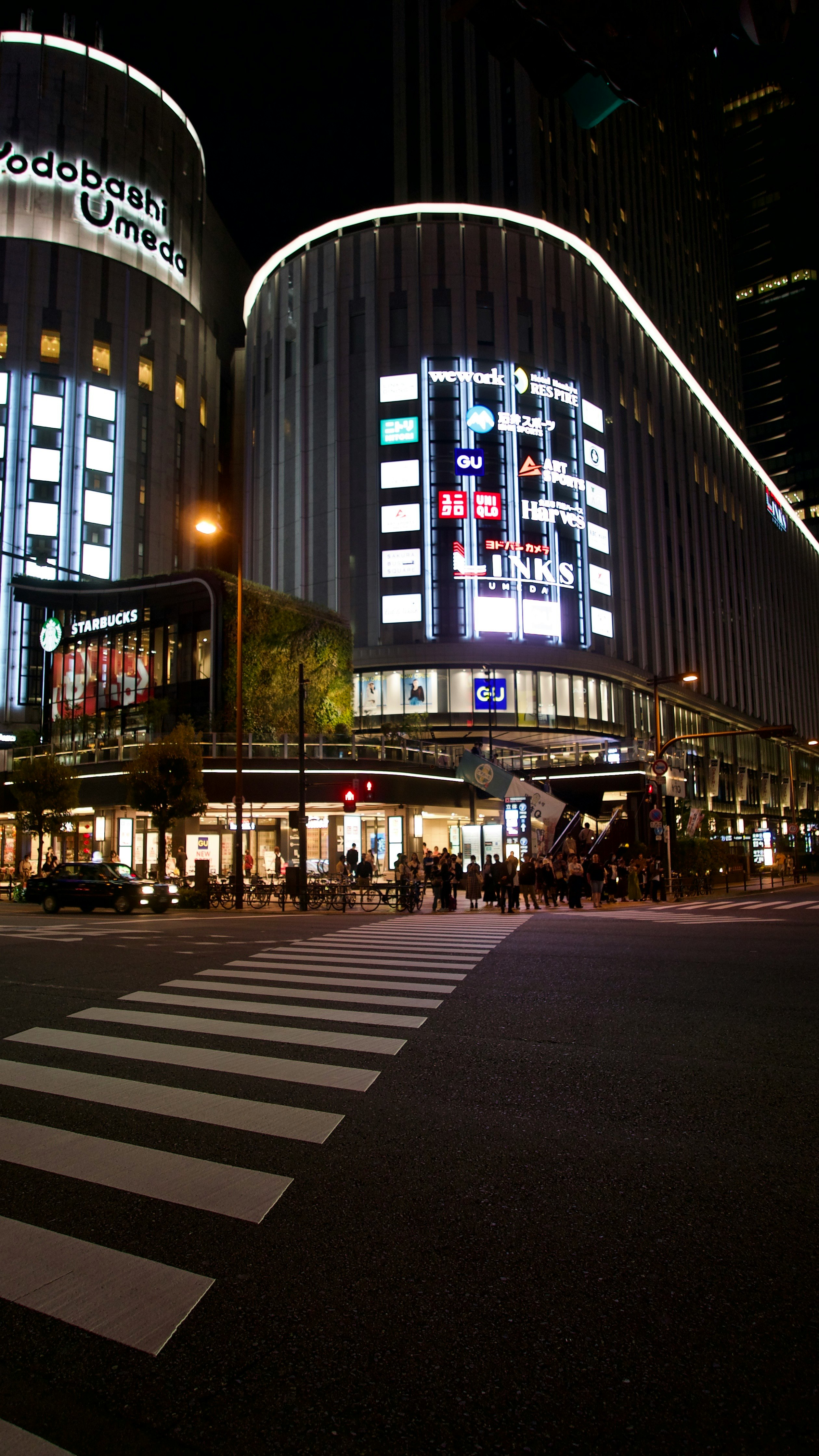 梅田の夜の街並みとネオン看板のある大通り