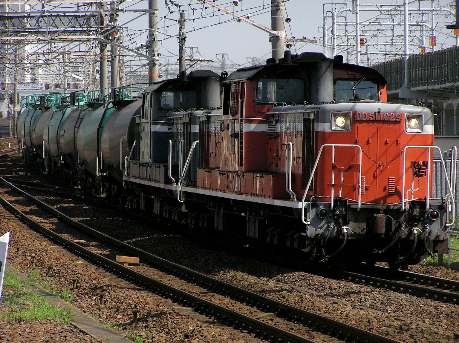 Locomotora roja y azul tirando un tren de carga