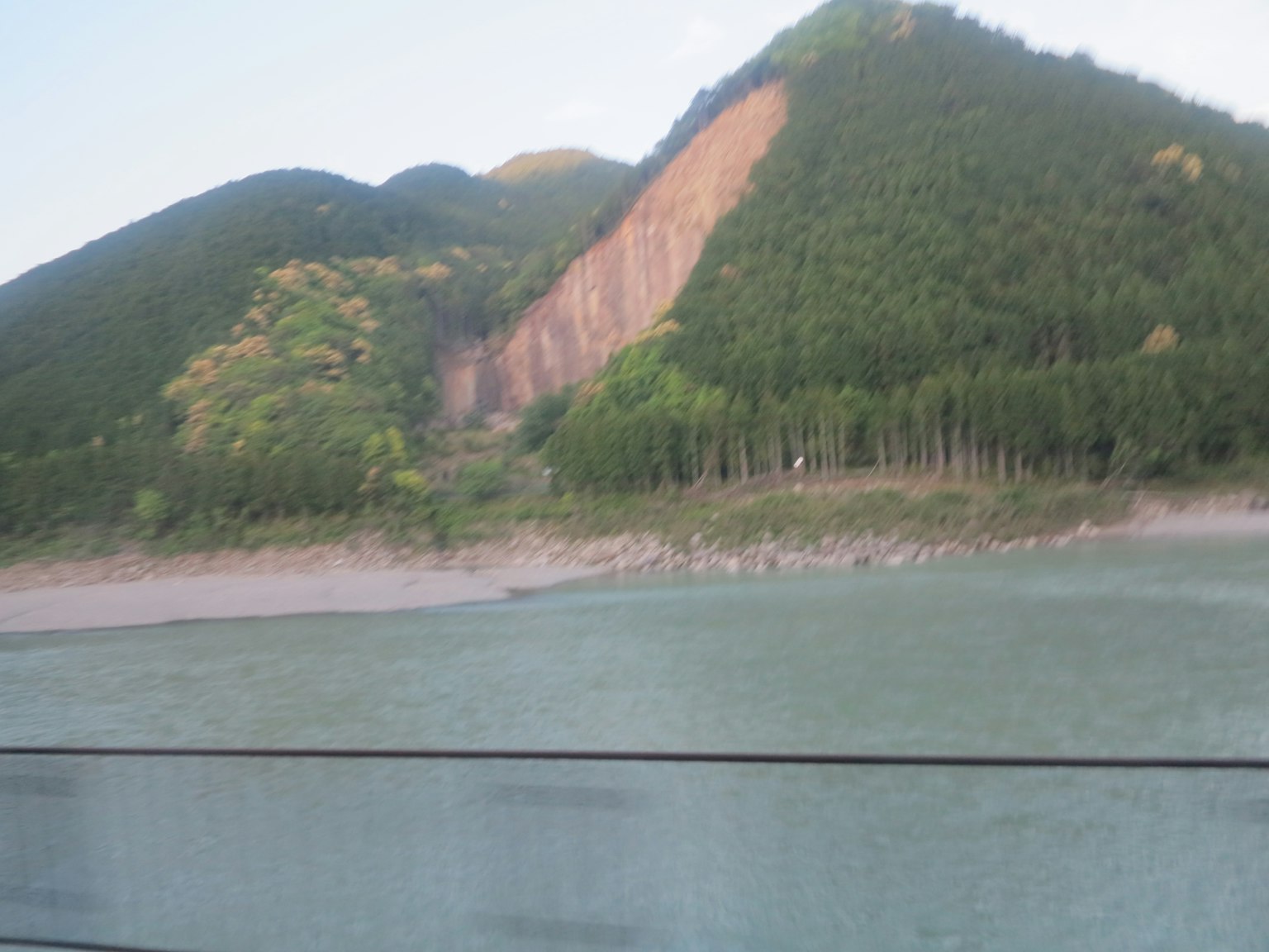 郁郁蔥蔥的山脈和河流景觀斜坡上可見滑坡