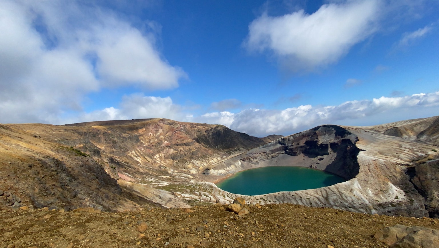 Pemandangan danau biru di kawah gunung berapi
