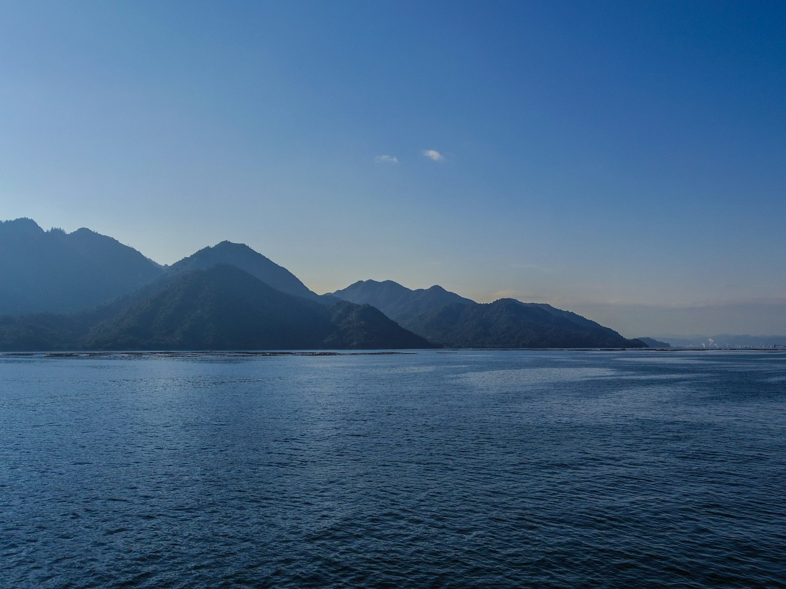 Bellissimo paesaggio con mare blu e montagne
