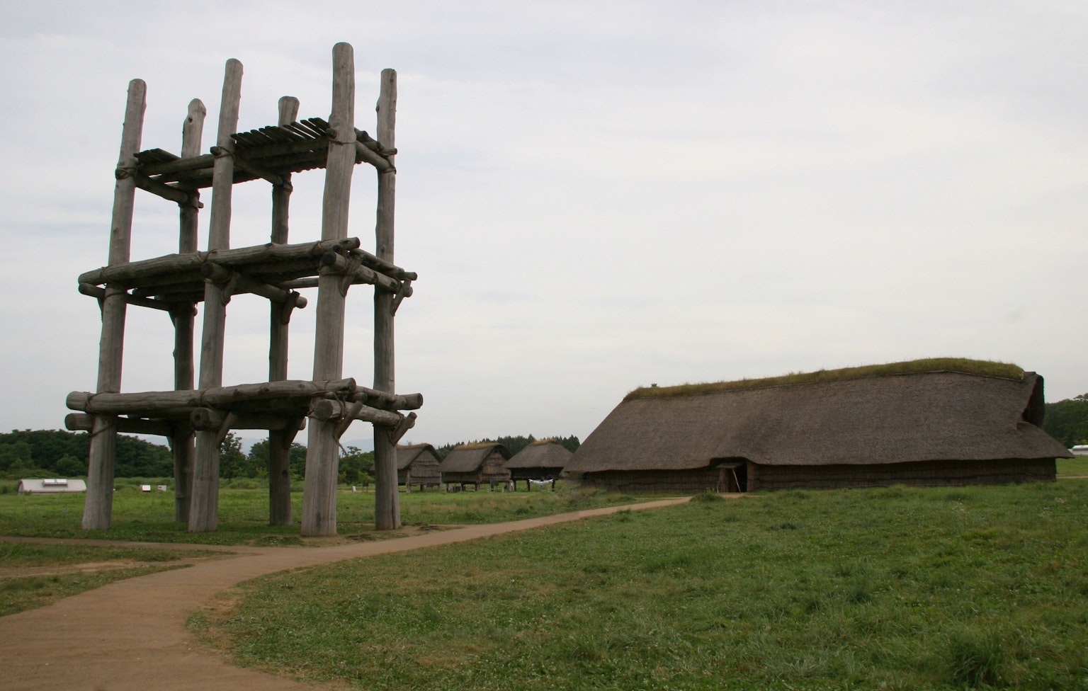 Landschaft mit antikem Gebäude und Holzstruktur