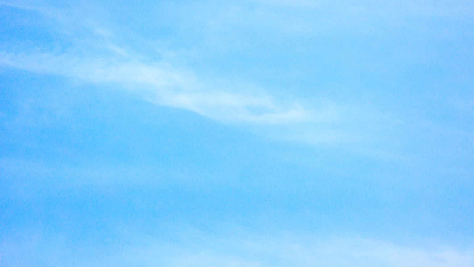 Langit biru yang tenang dengan awan tipis