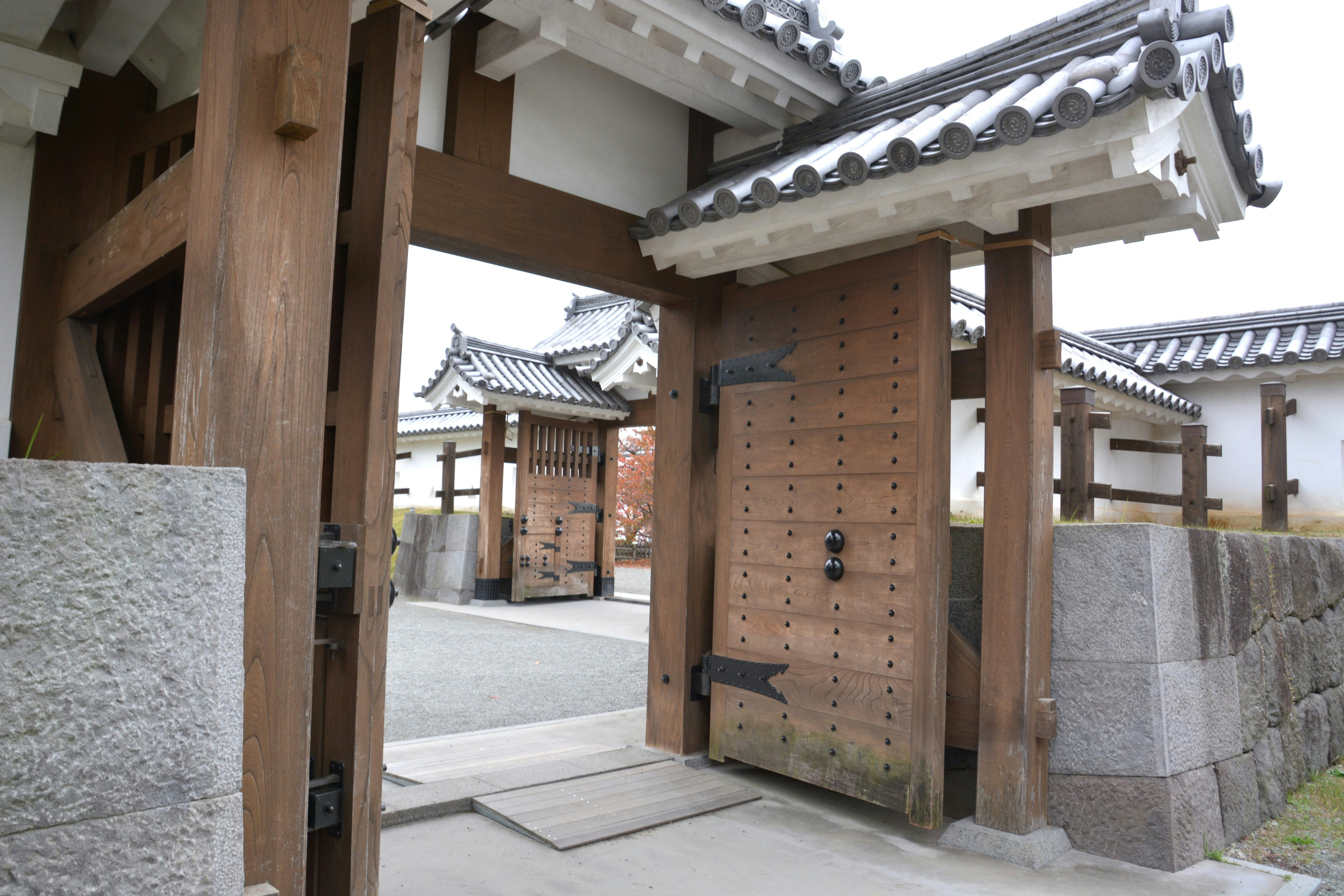 Passage avec murs en pierre et portes en bois du château d’Odawara