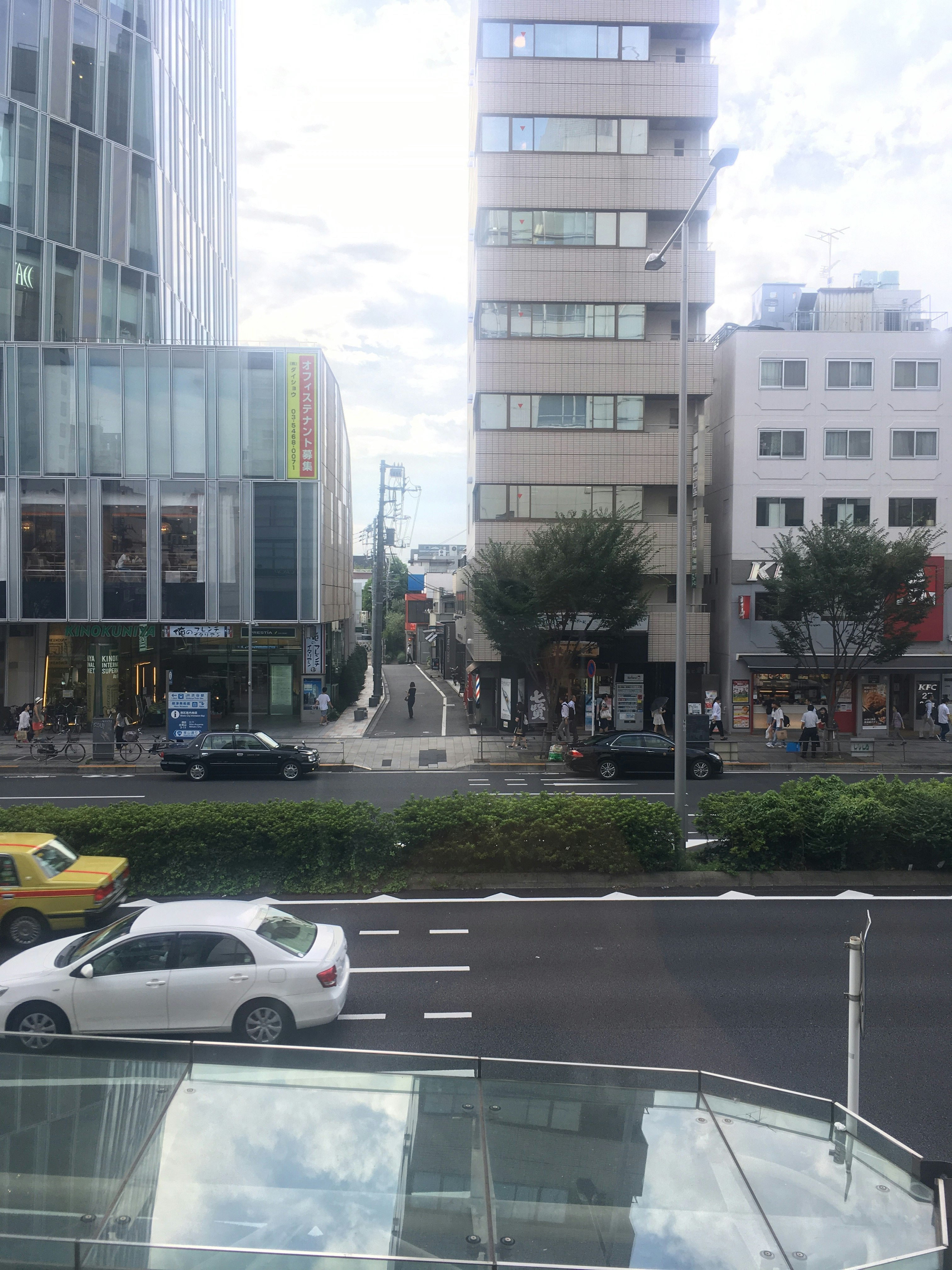 Straßenkreuzung in einer Geschäftsgegend mit Autos und Gehwegen