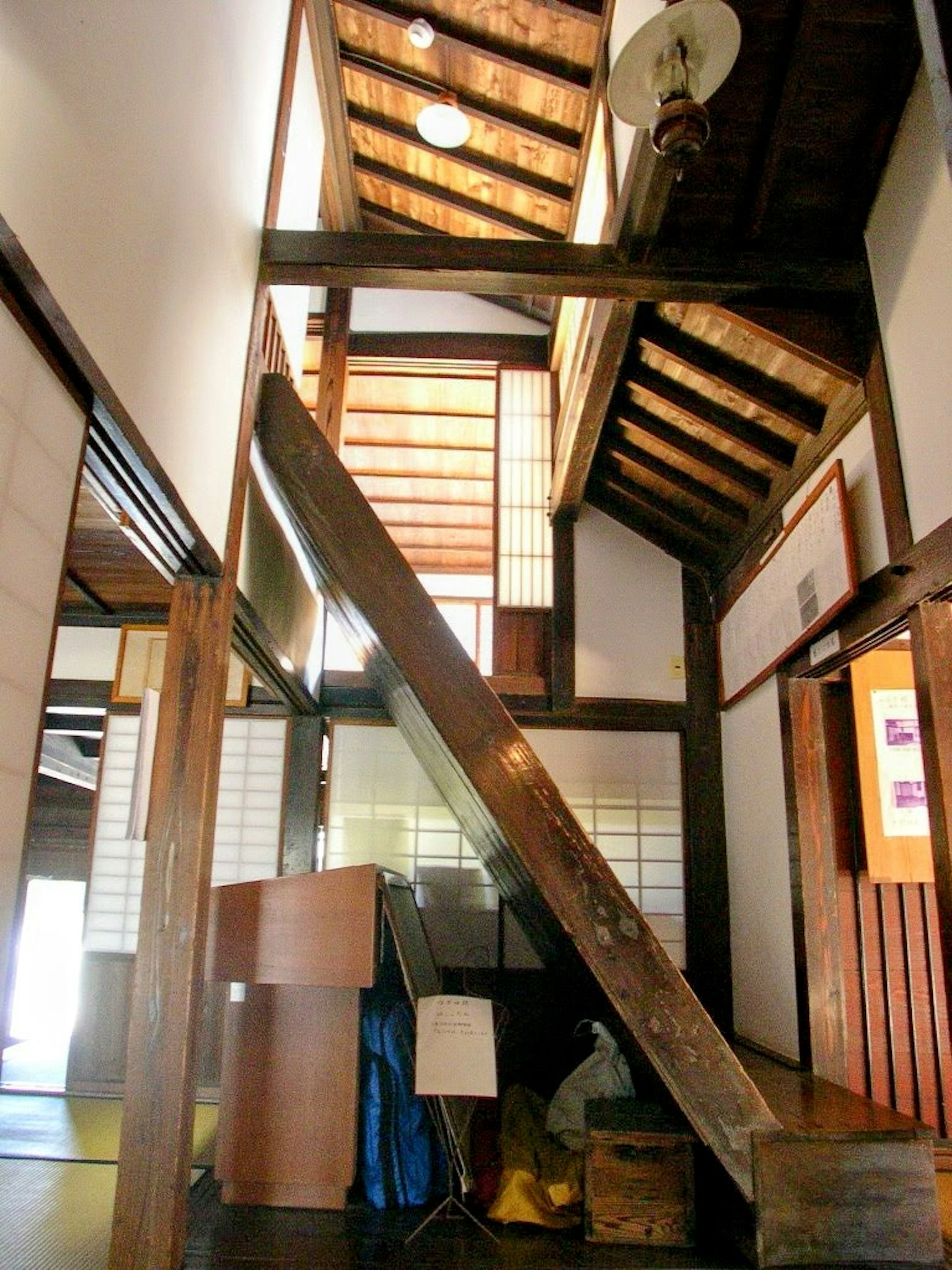 Intérieur japonais traditionnel avec poutres en bois et escalier