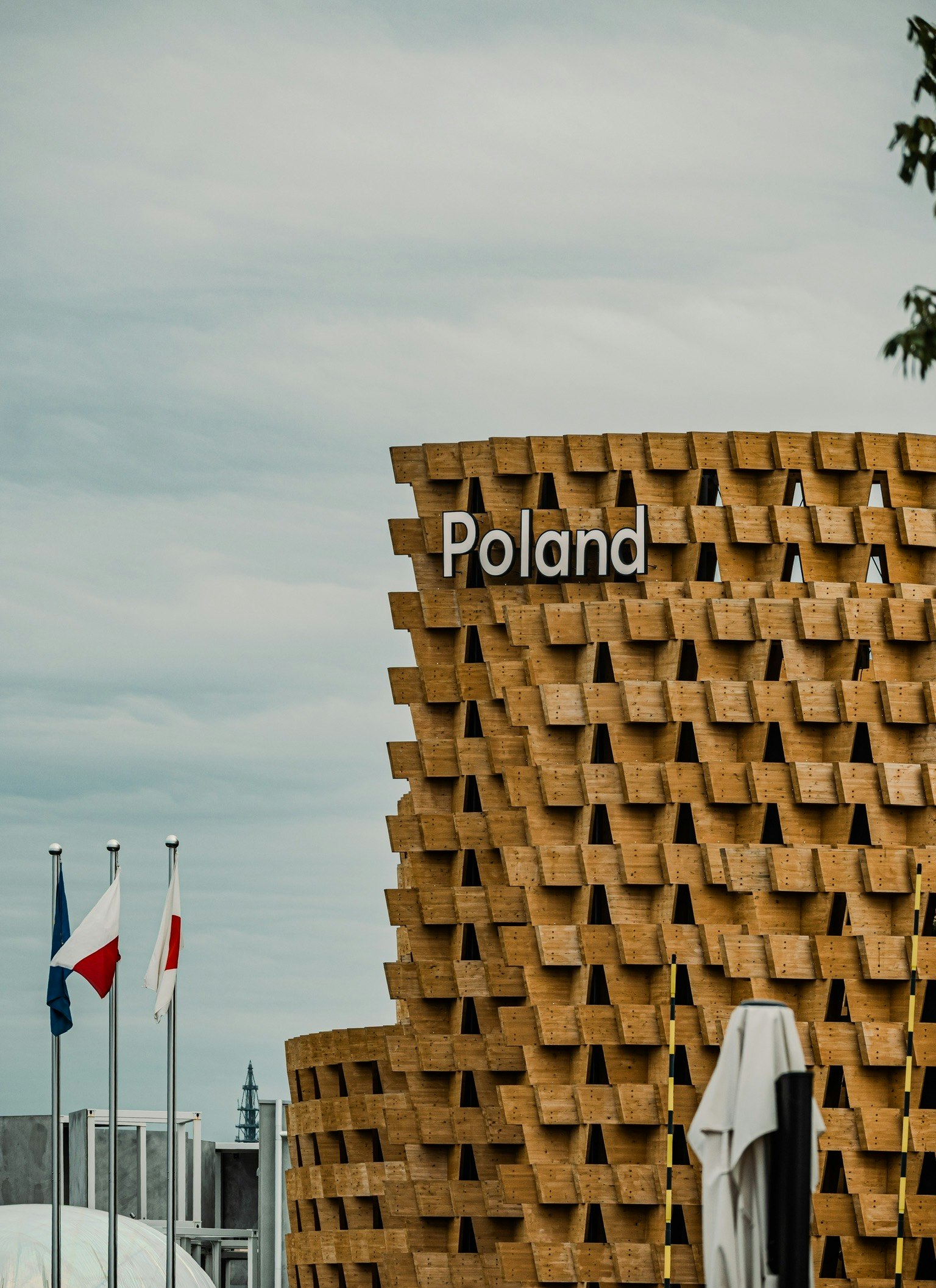 ポーランド館の木製ファサードと「Poland」看板
