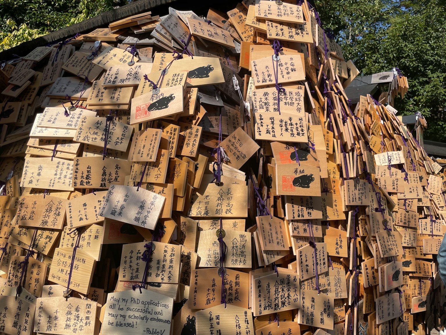 Un paysage de nombreuses plaques en bois empilées dans un sanctuaire