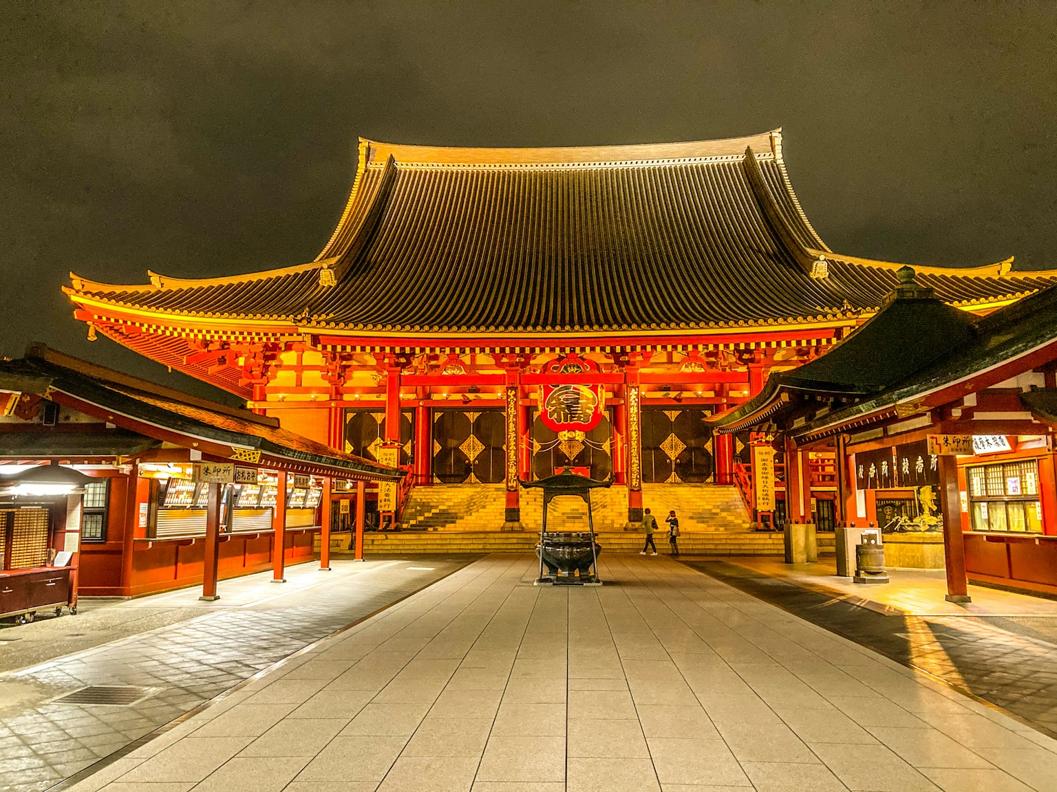 Kuil Senso-ji yang indah diterangi di malam hari dengan arsitektur sekitarnya