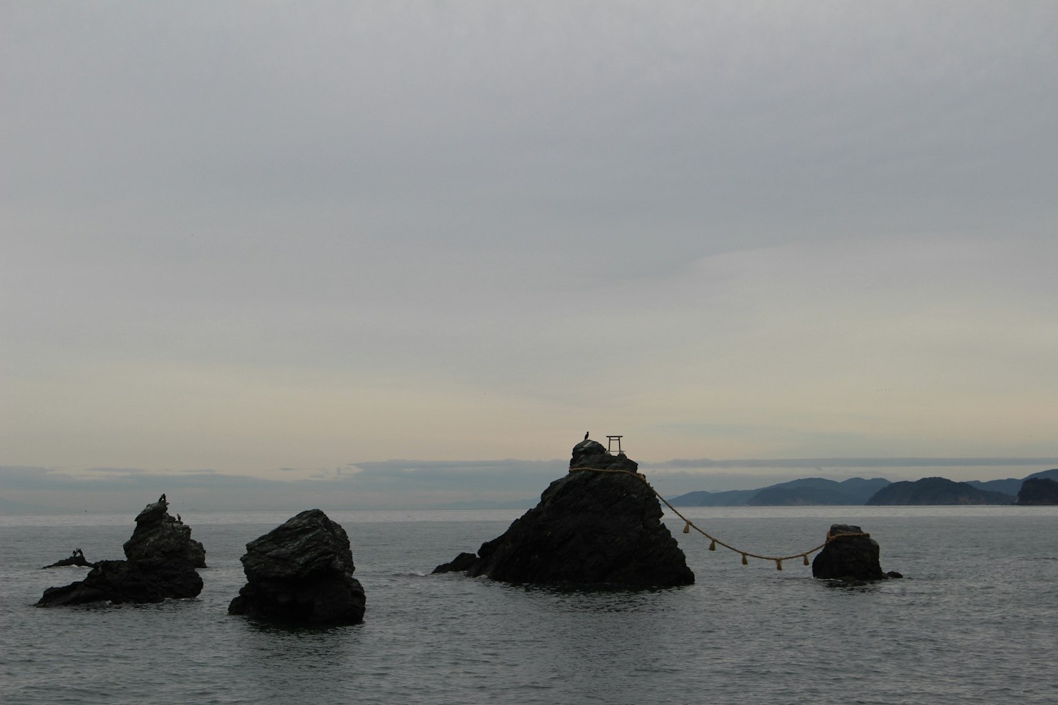 海中岩石与阴云密布的天空的风景
