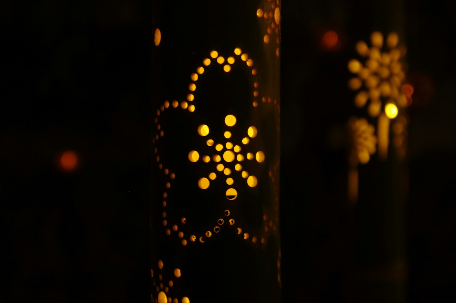 Lampe avec des motifs floraux brillants sur un fond sombre