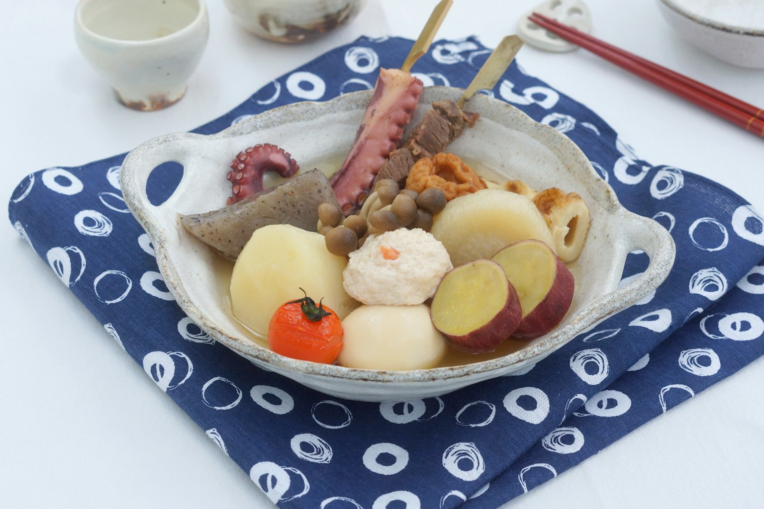 Un plato de oden japonés con varios ingredientes coloridos