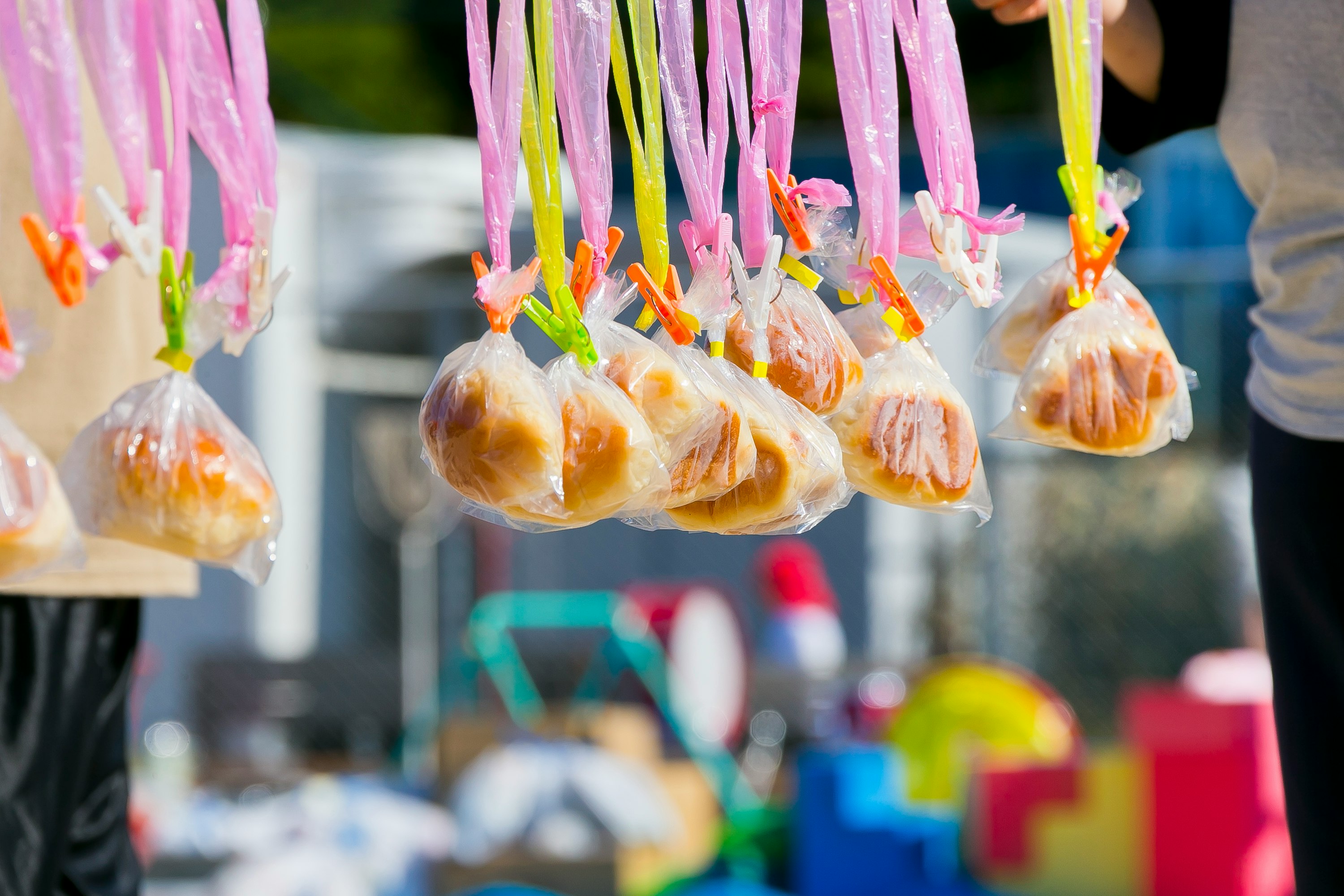 色とりどりの飾り付きの焼き菓子が並ぶ屋台