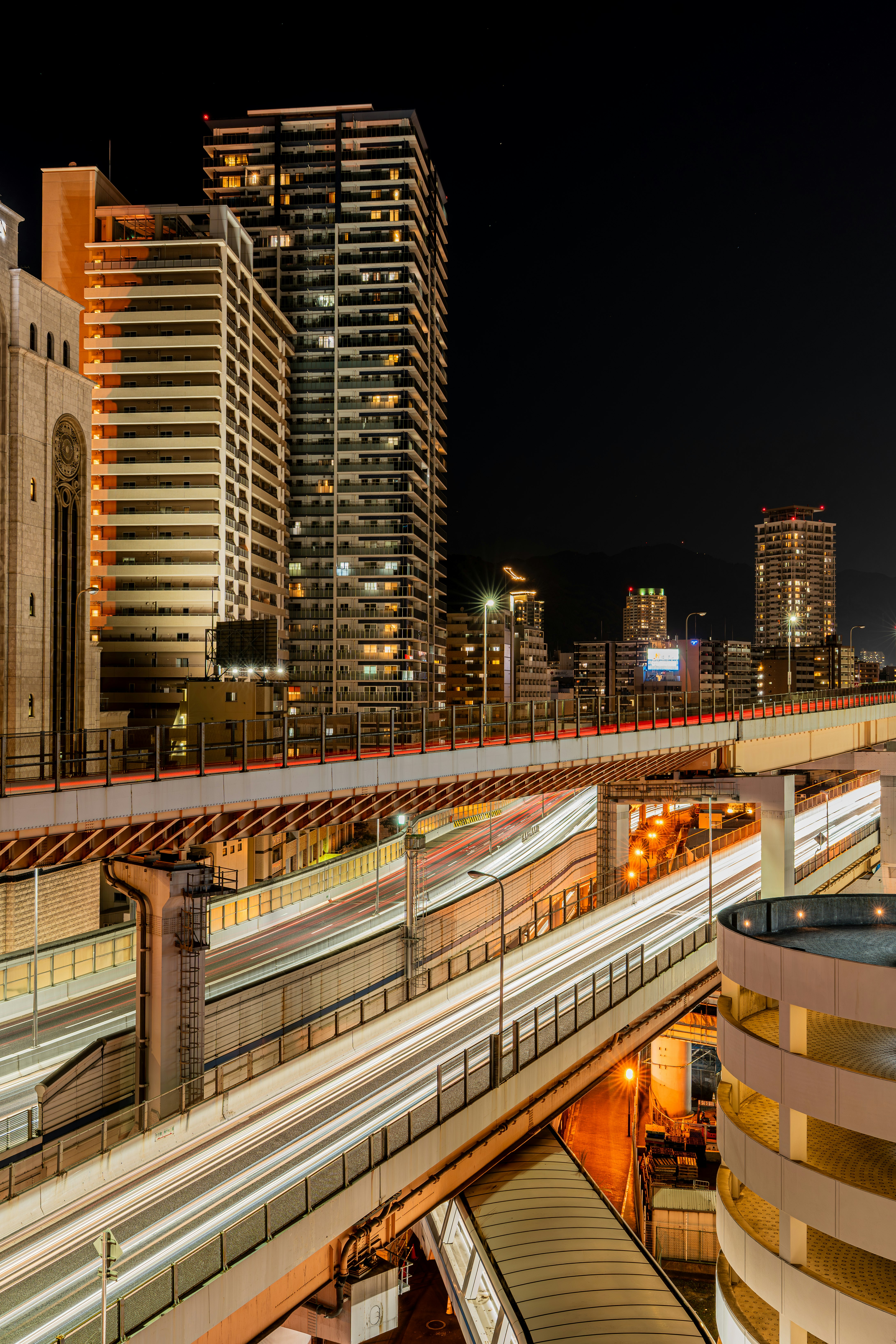 夜の都市景観 高層ビルと鉄道の交差