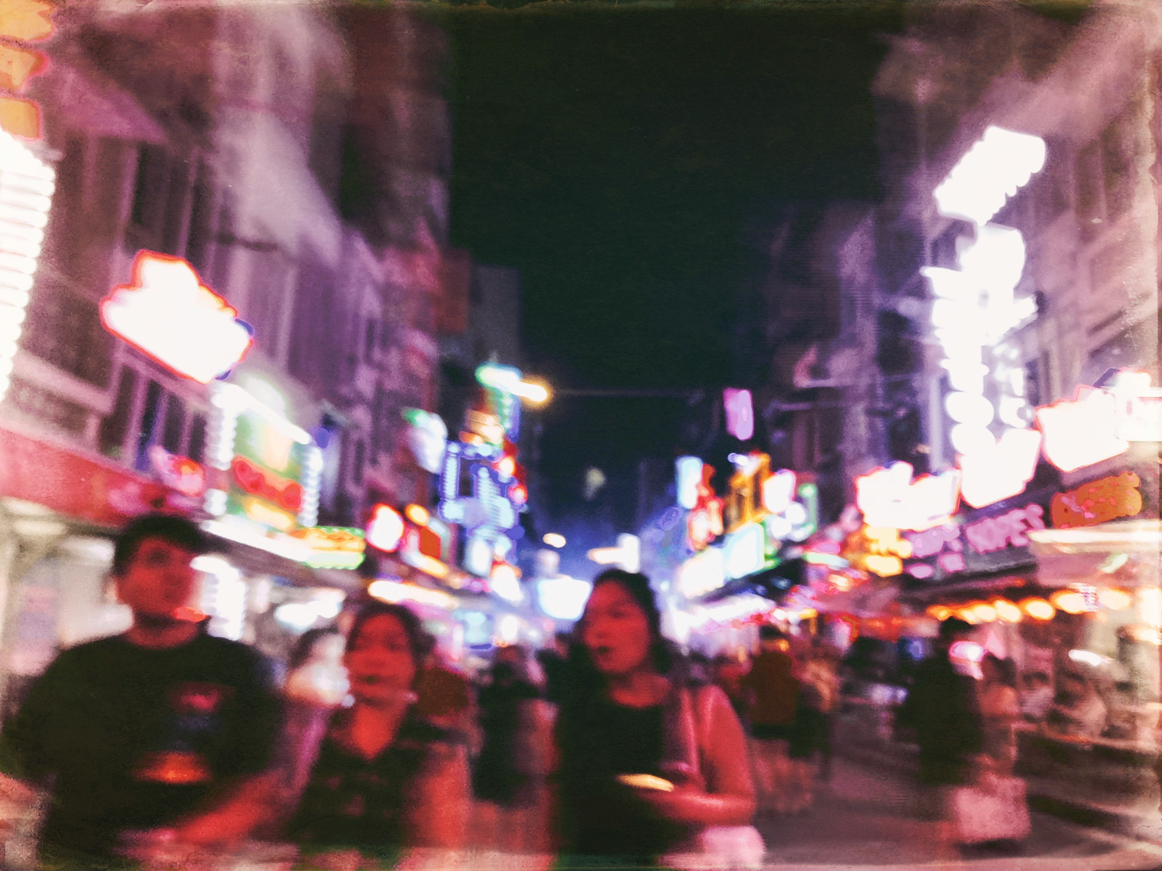 霓虹灯照亮的夜晚繁华街道与行人