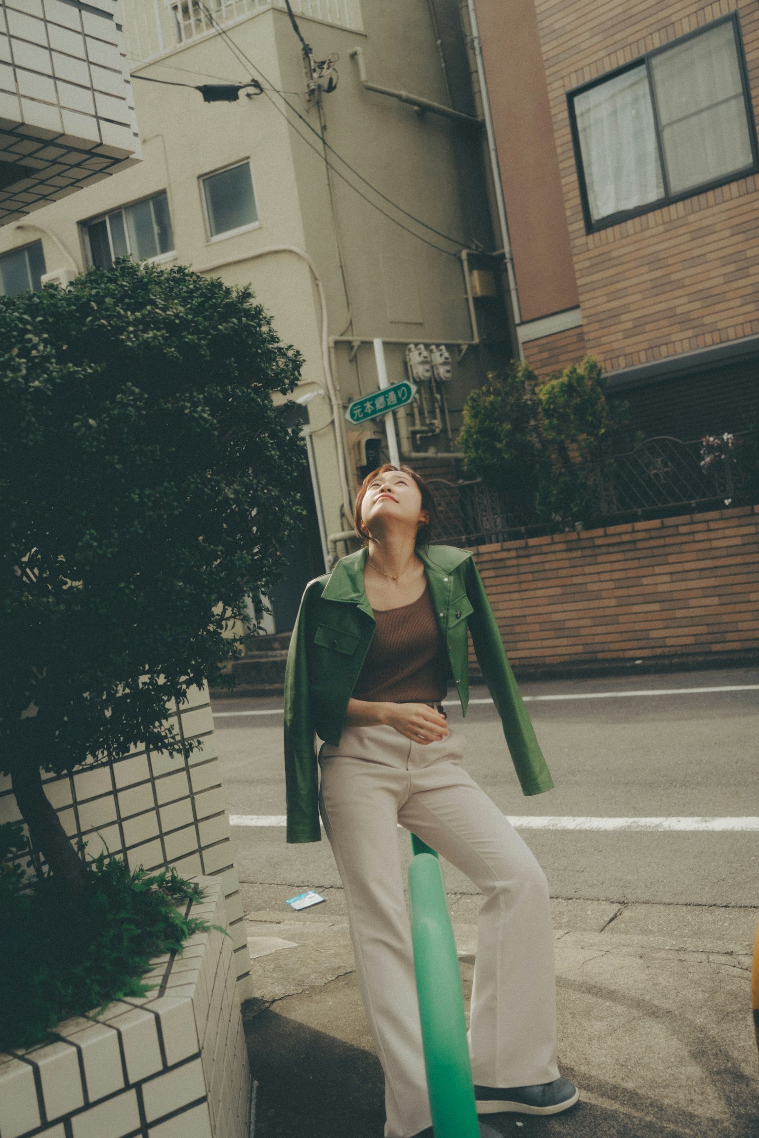 Photo de mode d'une femme posant dans la rue
