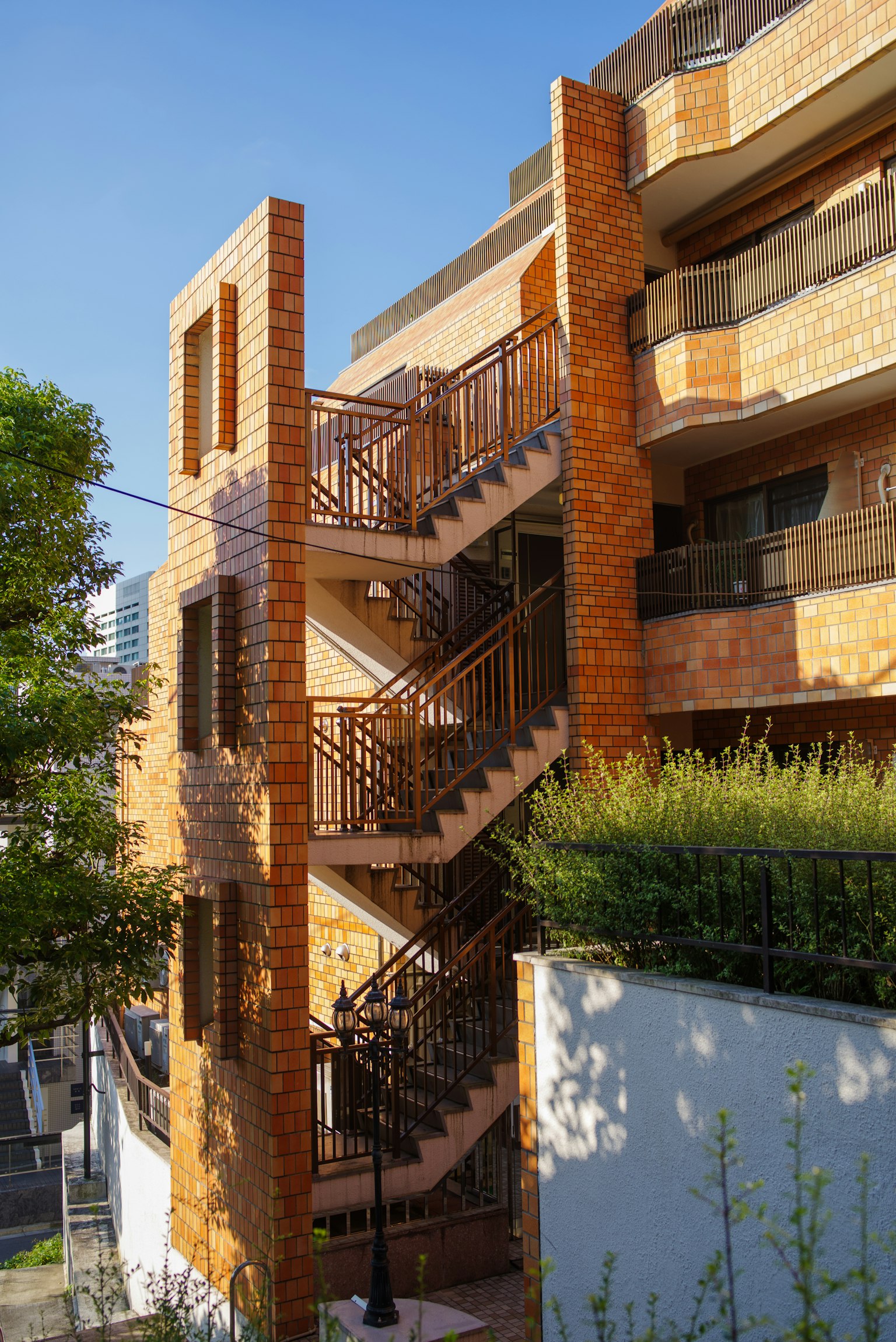 Facciata di un edificio moderno con una scala arancione