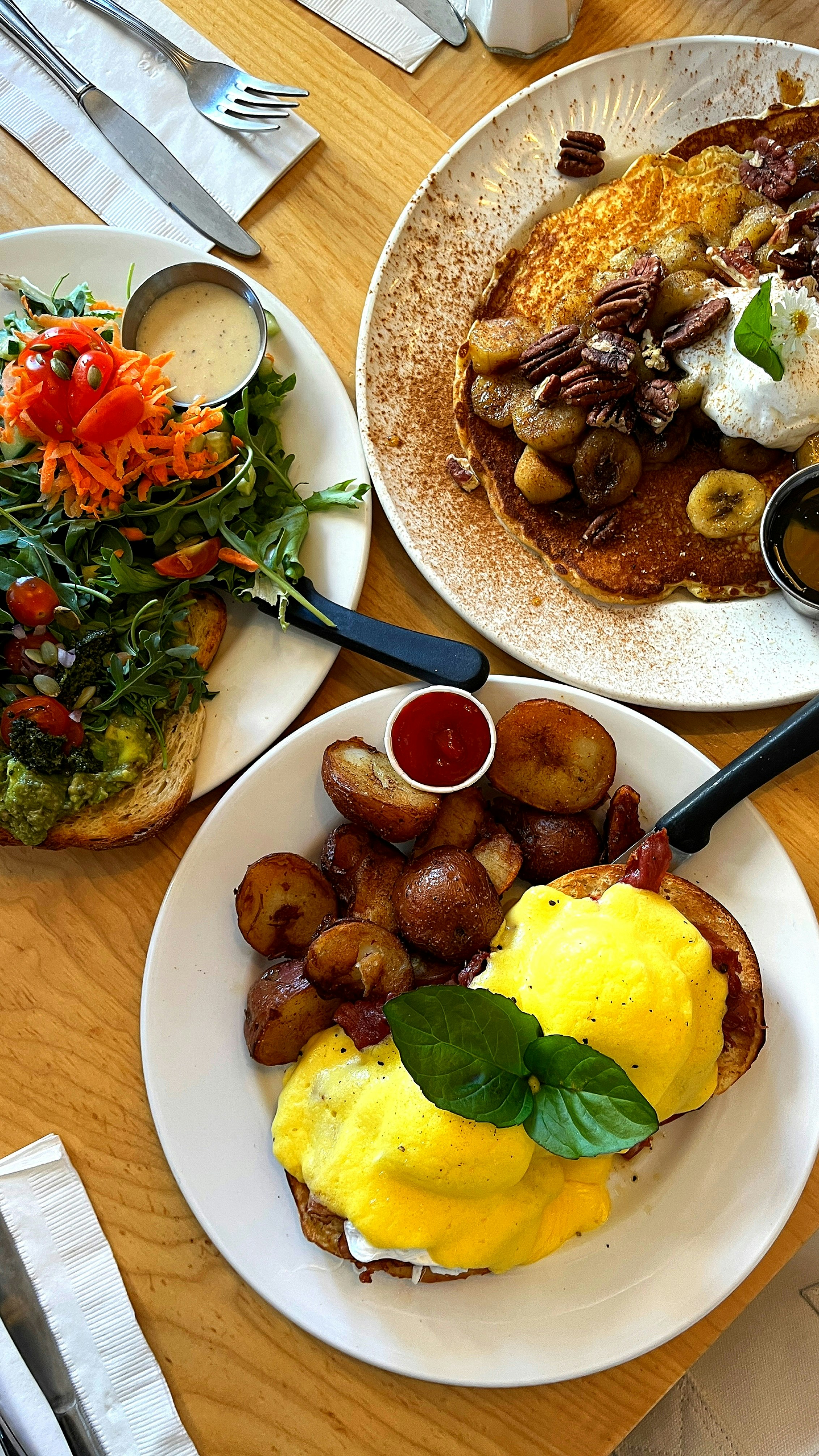 Trứng Benedict và salad trên bàn gỗ