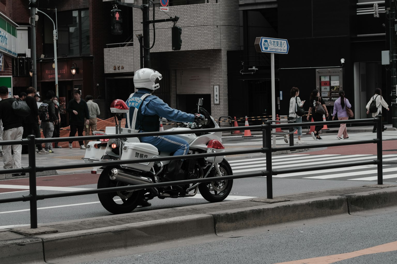 Un poliziotto in moto che pattuglia la città