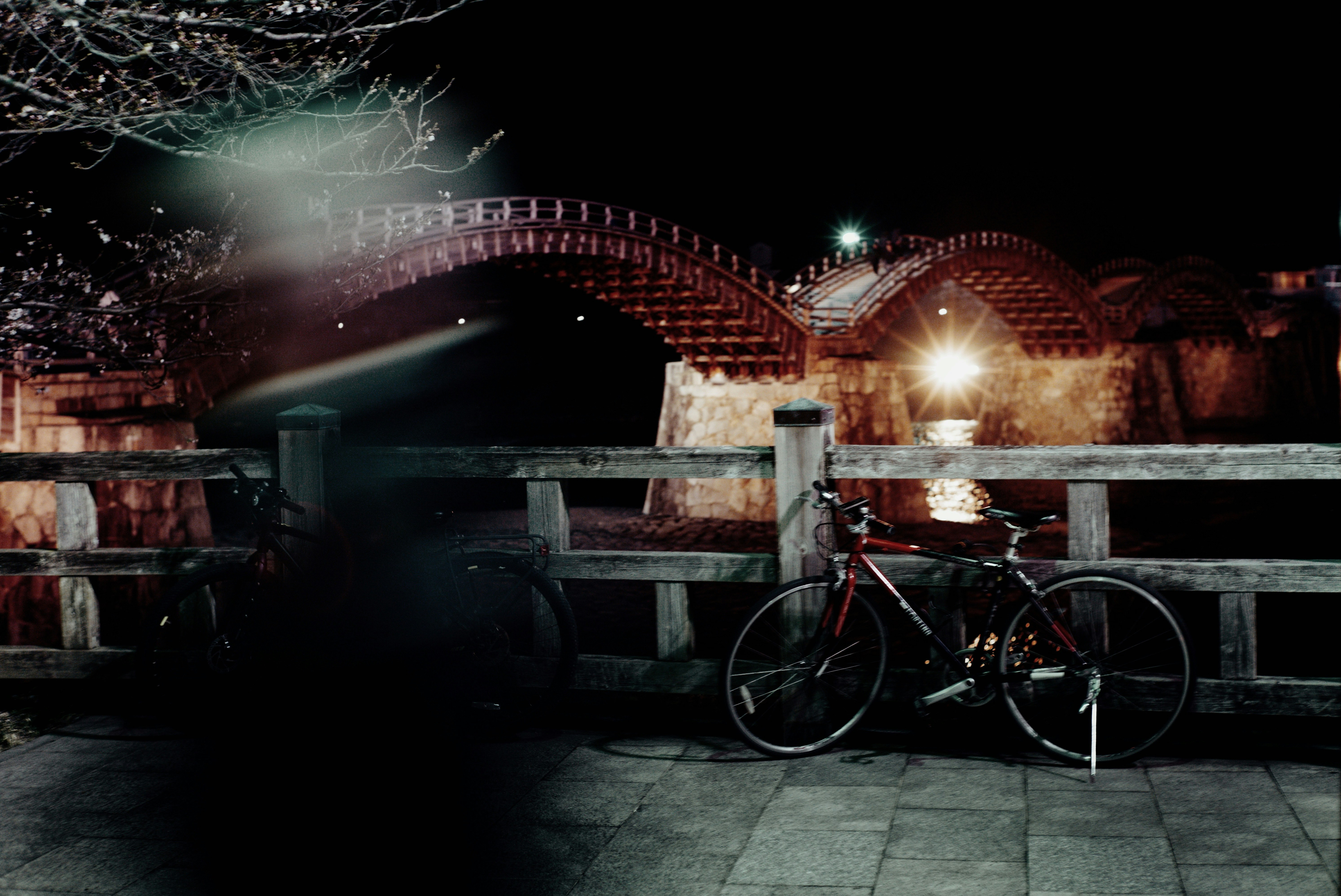 錦帯橋の石畳と自転車のある夜景
