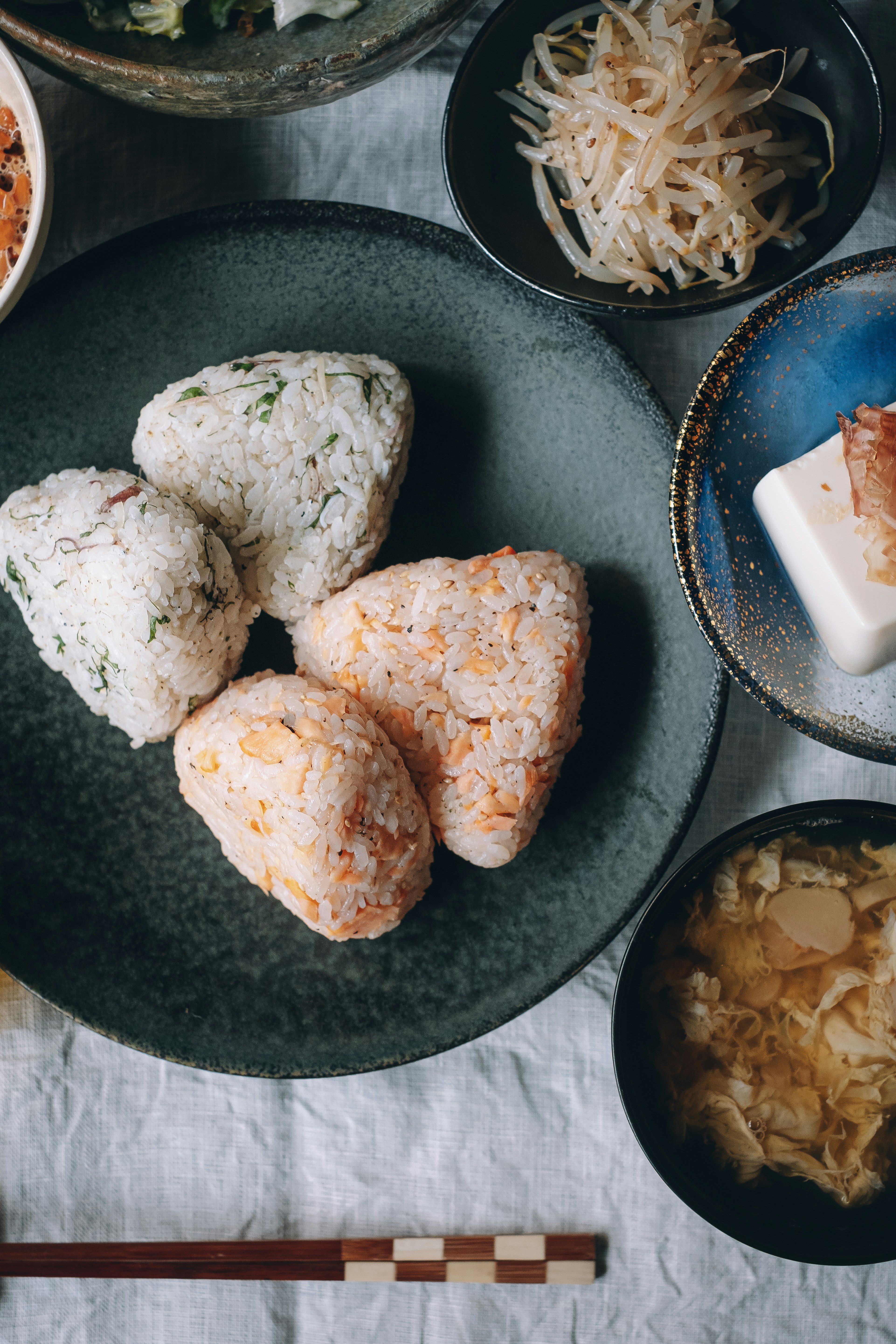 日式餐桌上摆着饭团和小菜