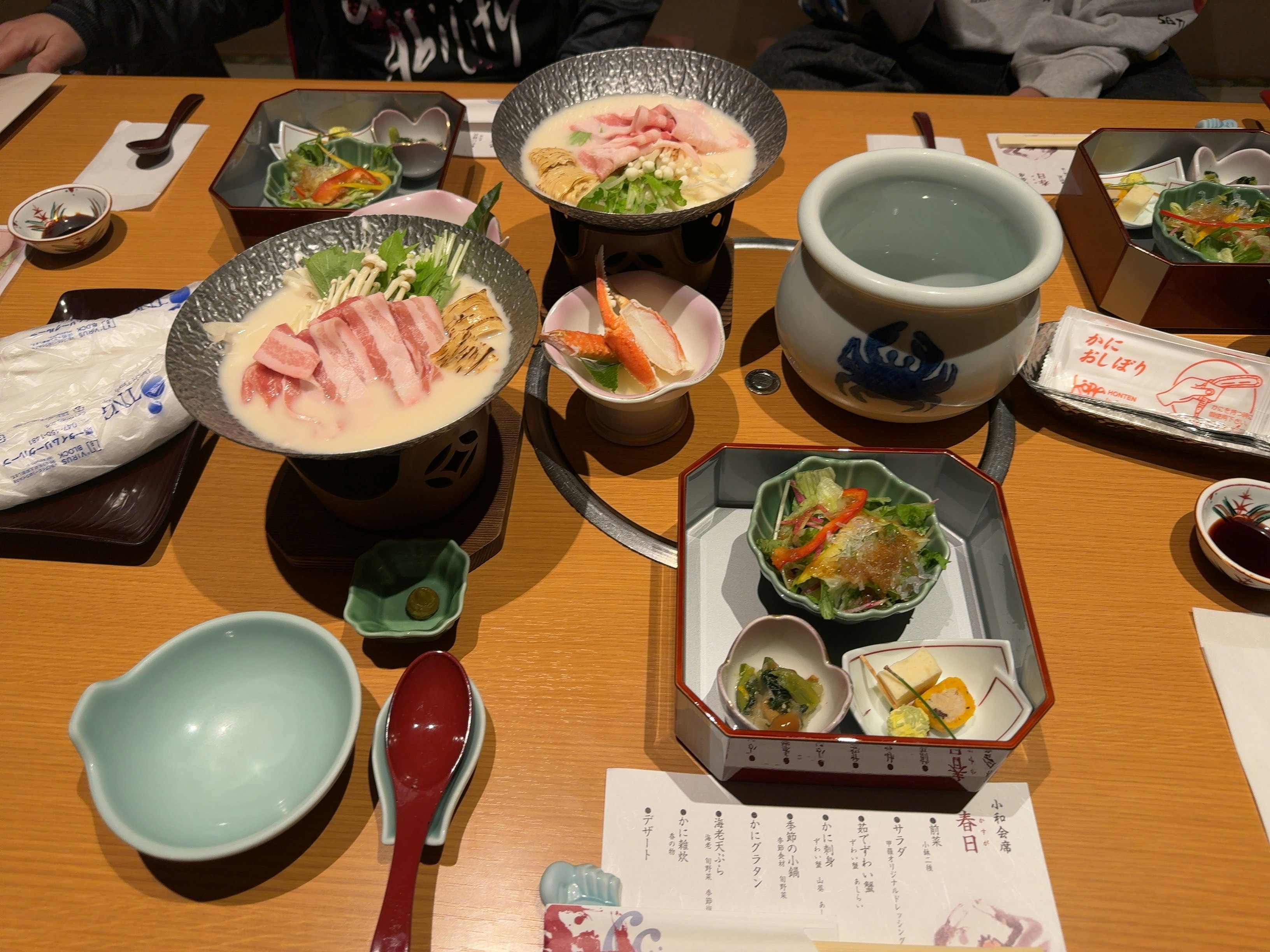 日式懷石料理餐桌，擺著螃蟹菜餚