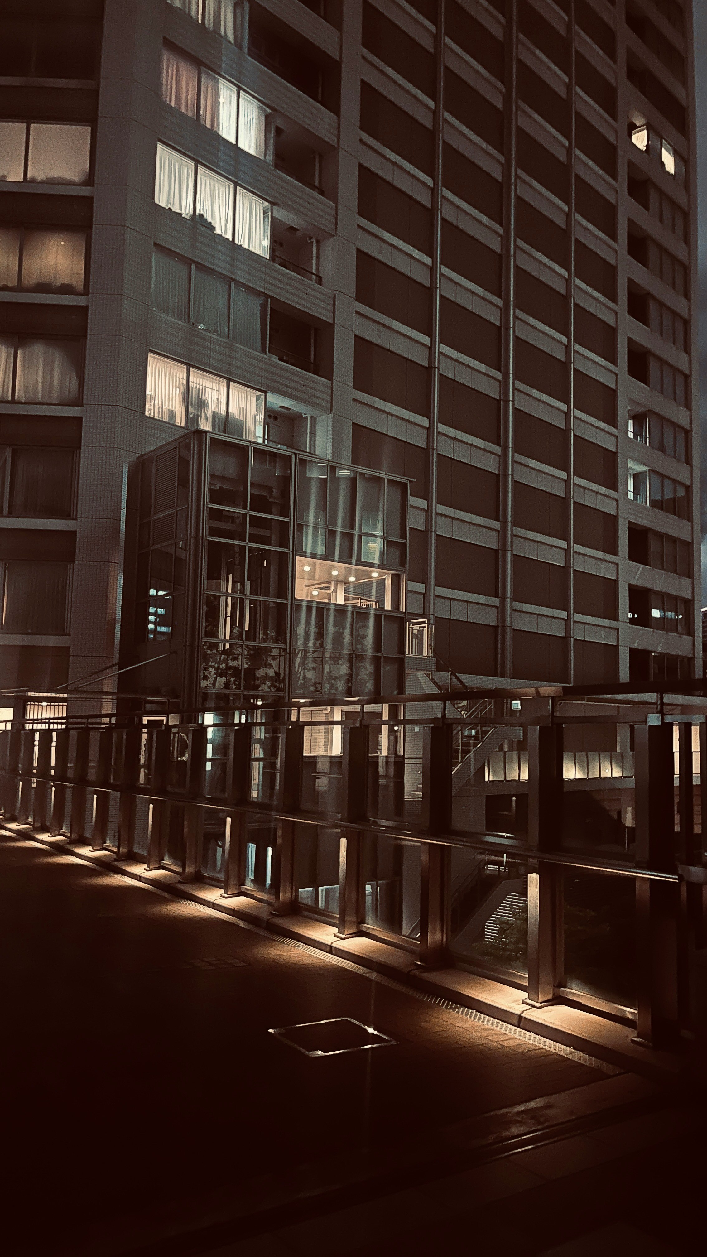 有人行連絡橋的城市高層建築與街道