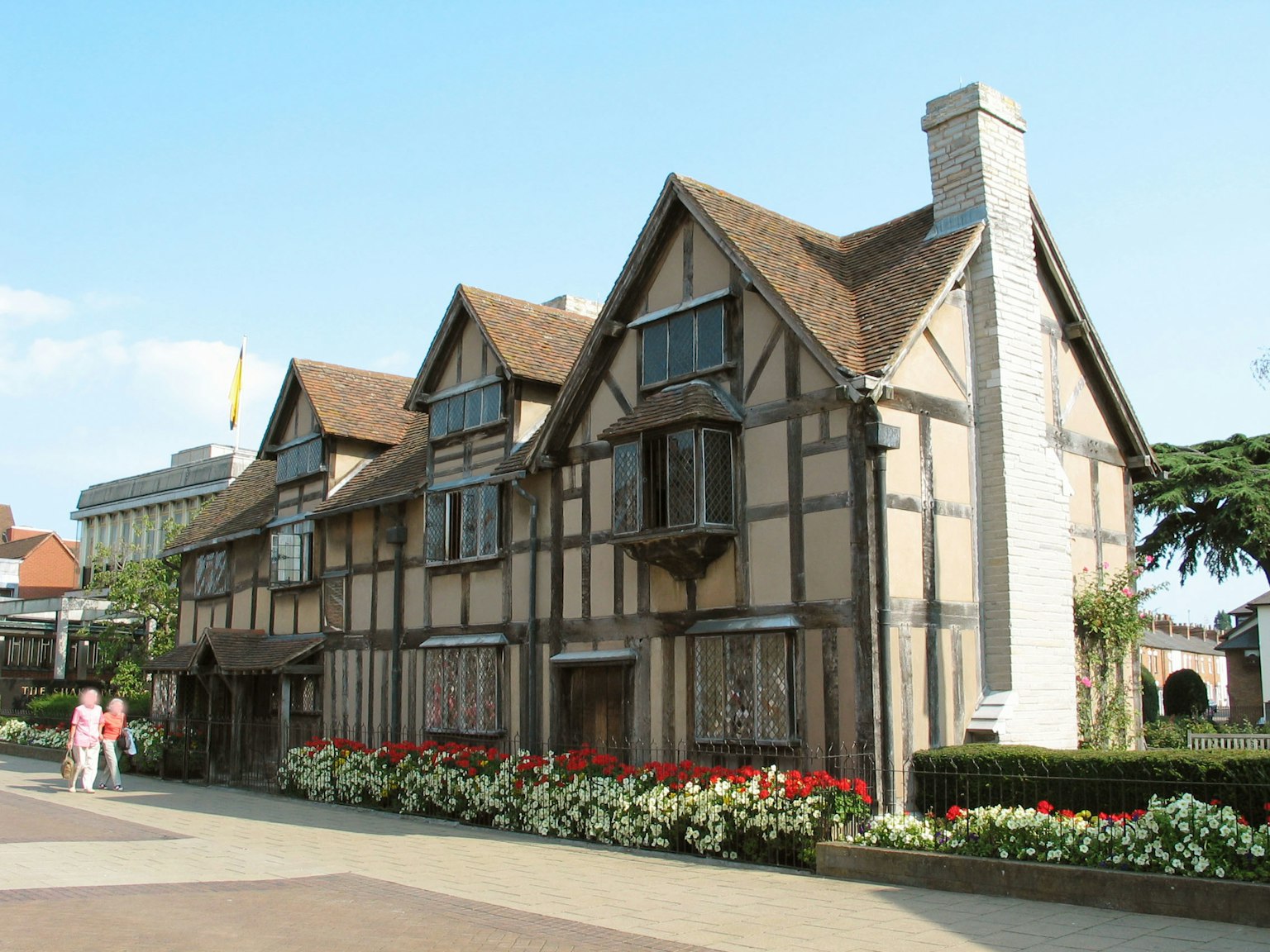 Außenansicht von Shakespeares Geburtsort mit Fachwerkarchitektur und einem Blumengarten