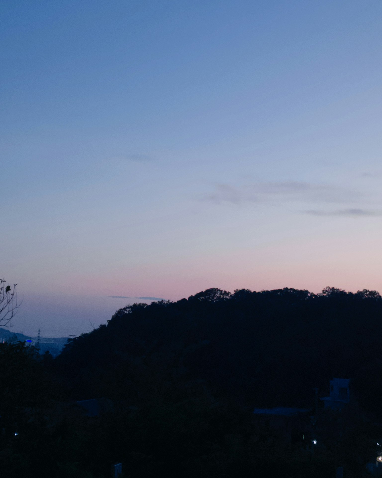 黄昏时分山脉的轮廓与柔和的天空色彩
