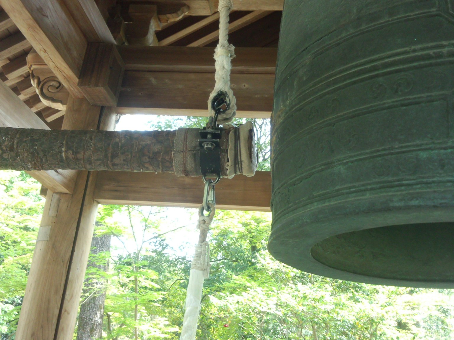 Immagine ravvicinata di una campana appesa a un supporto di legno