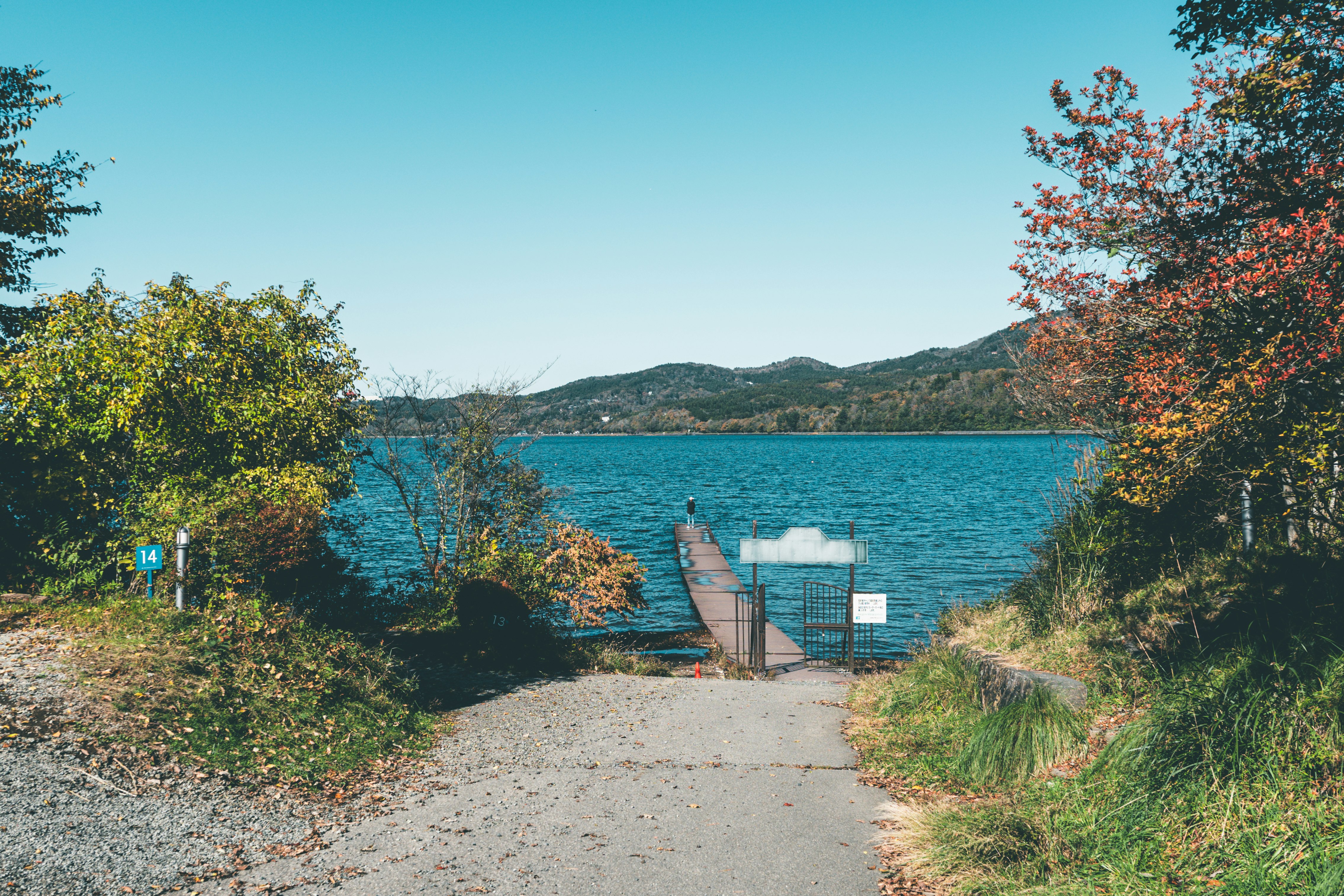 湖畔の小道と桟橋のある風景